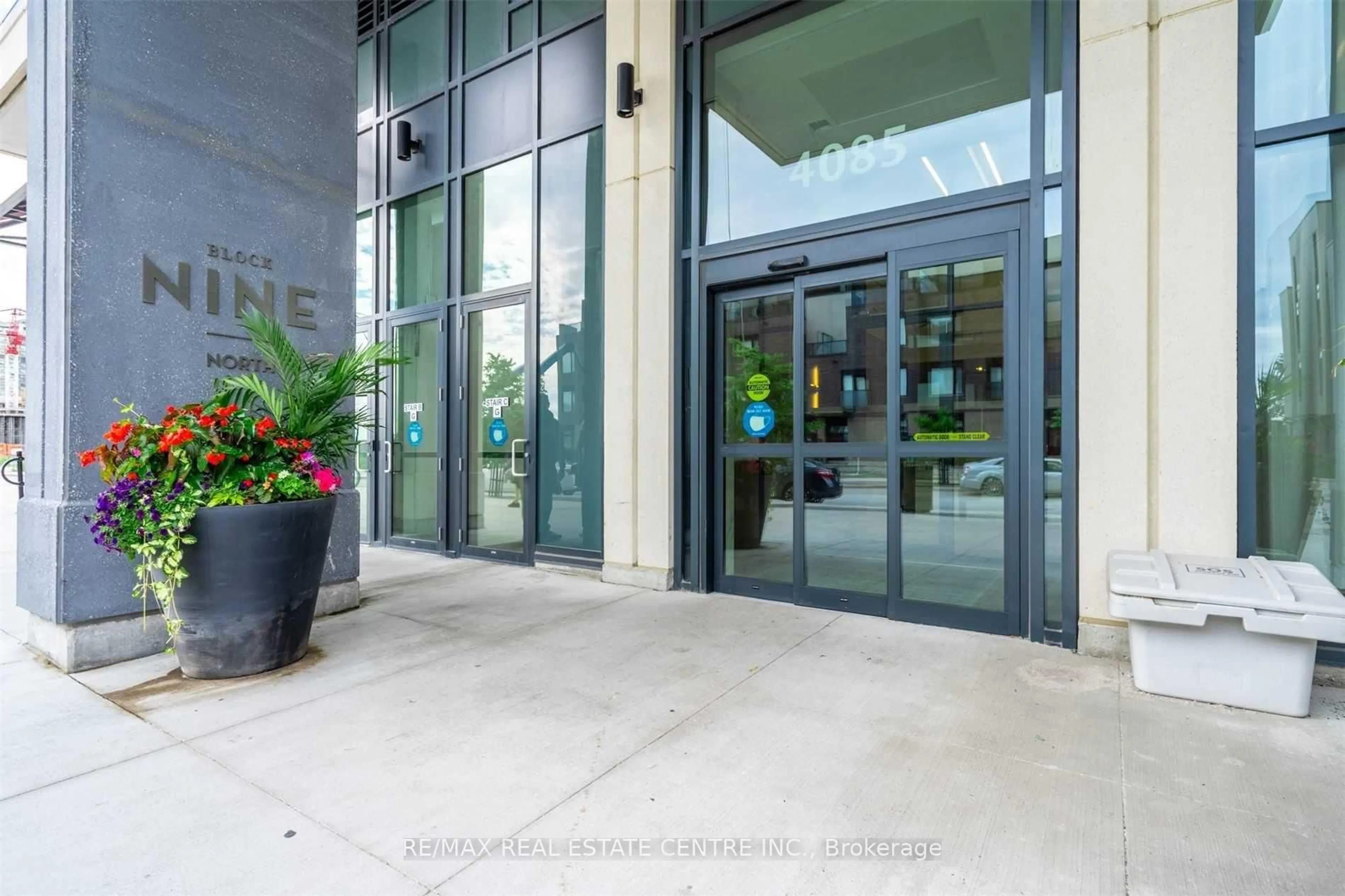 Indoor foyer for 4085 Parkside Village Dr #902, Mississauga Ontario L5B 0K9