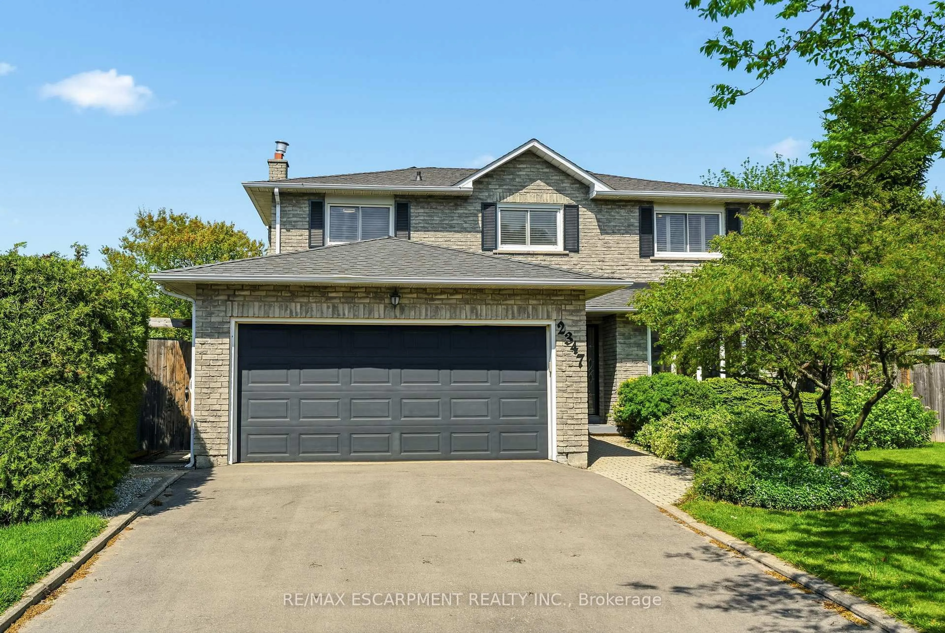 Home with vinyl exterior material, street for 2347 Tweedsmuir Crt, Burlington Ontario L7P 4K9