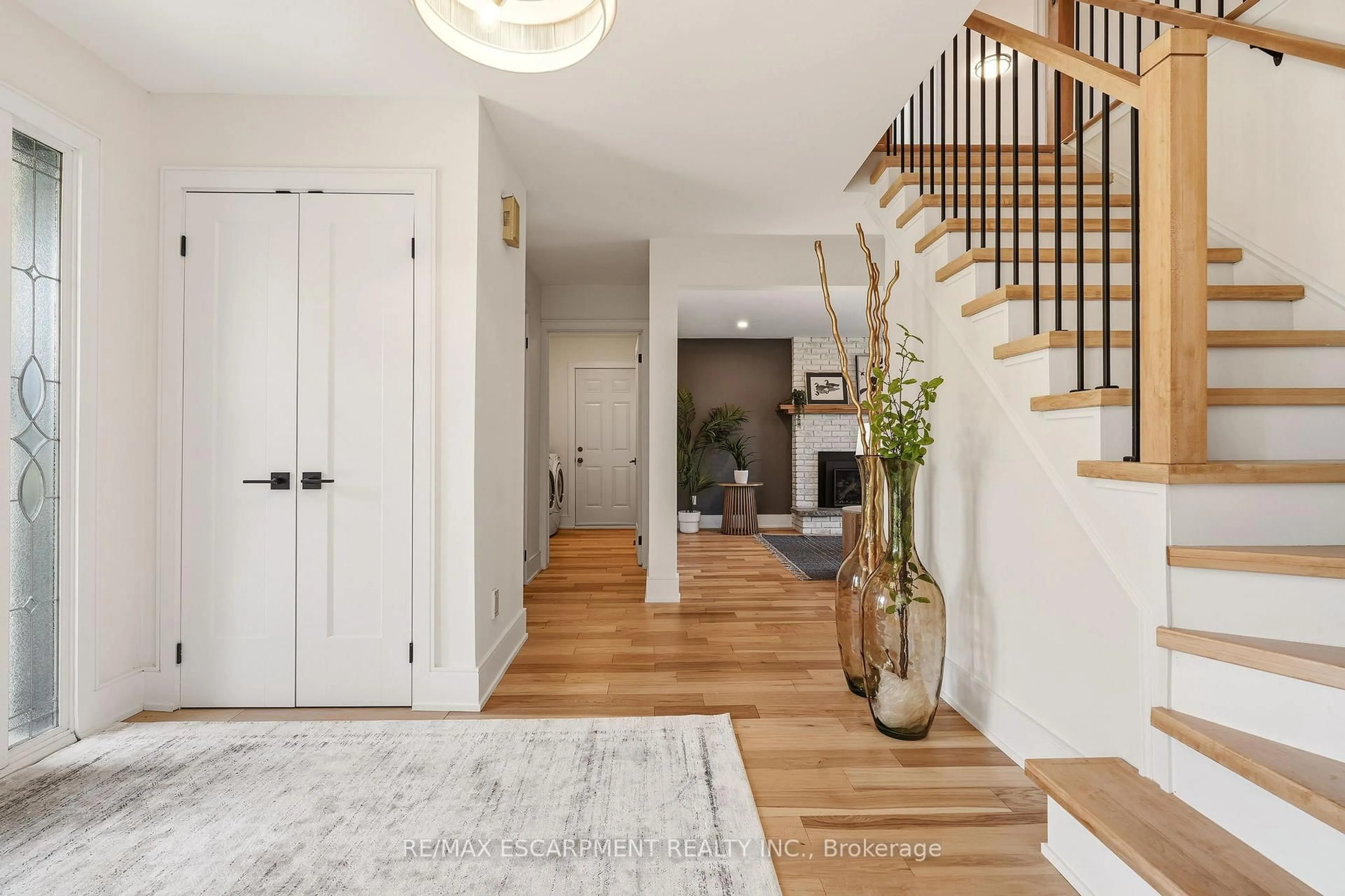 Indoor entryway for 2347 Tweedsmuir Crt, Burlington Ontario L7P 4K9