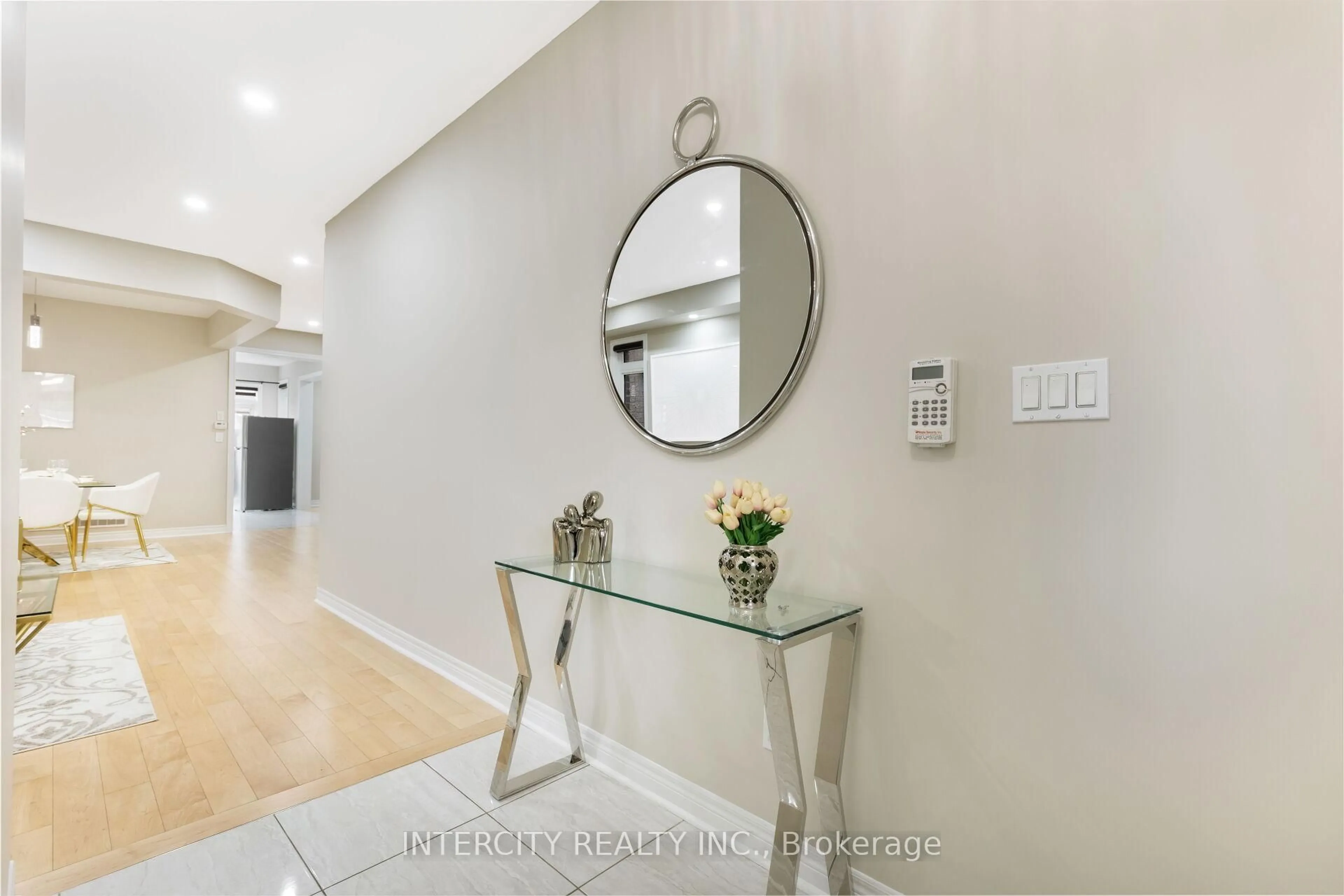 Indoor entryway for 20 Russell Creek Dr, Brampton Ontario L6R 3Y9