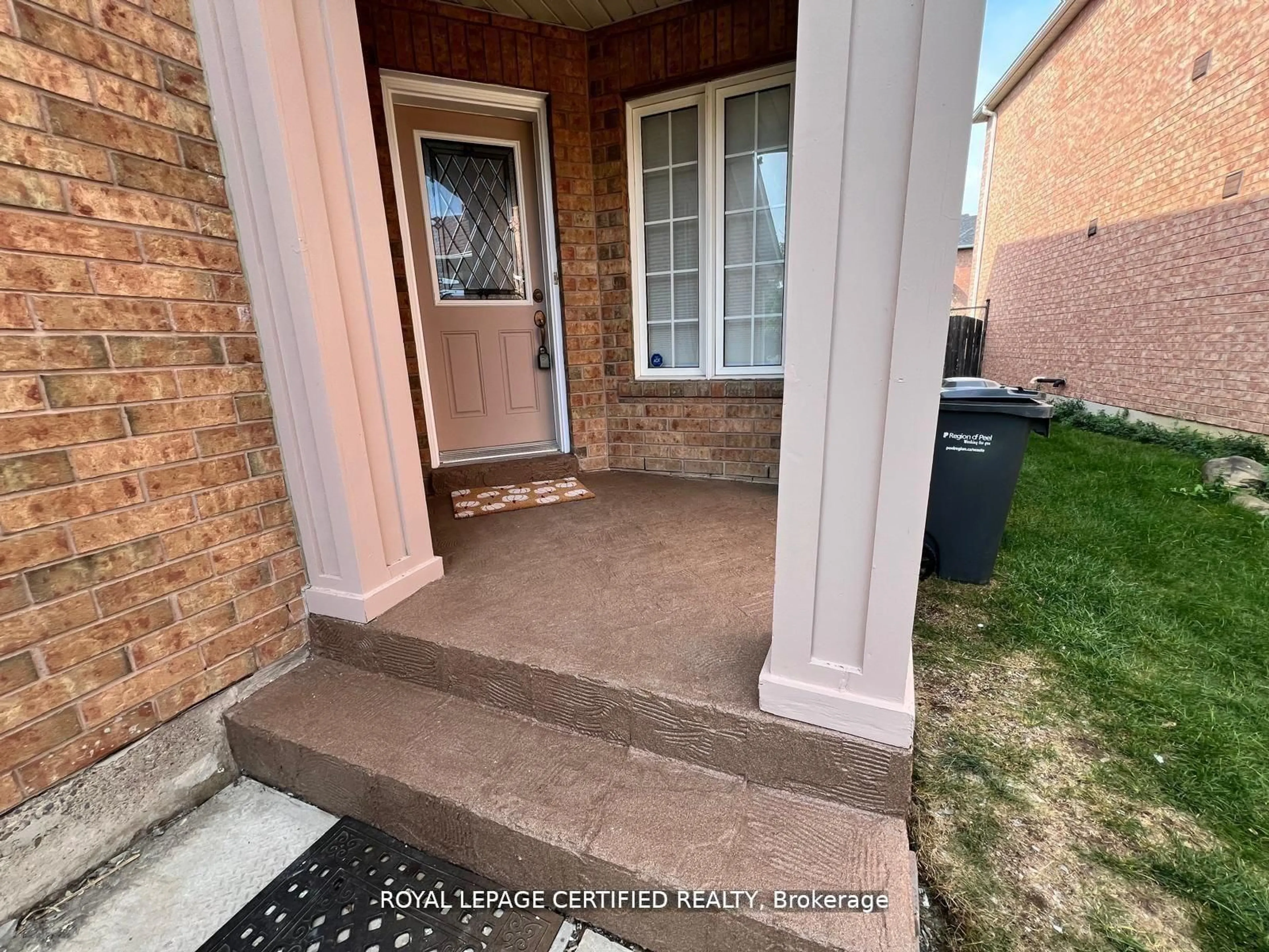Indoor entryway for 426 Orange Walk Cres, Mississauga Ontario L5R 0A8