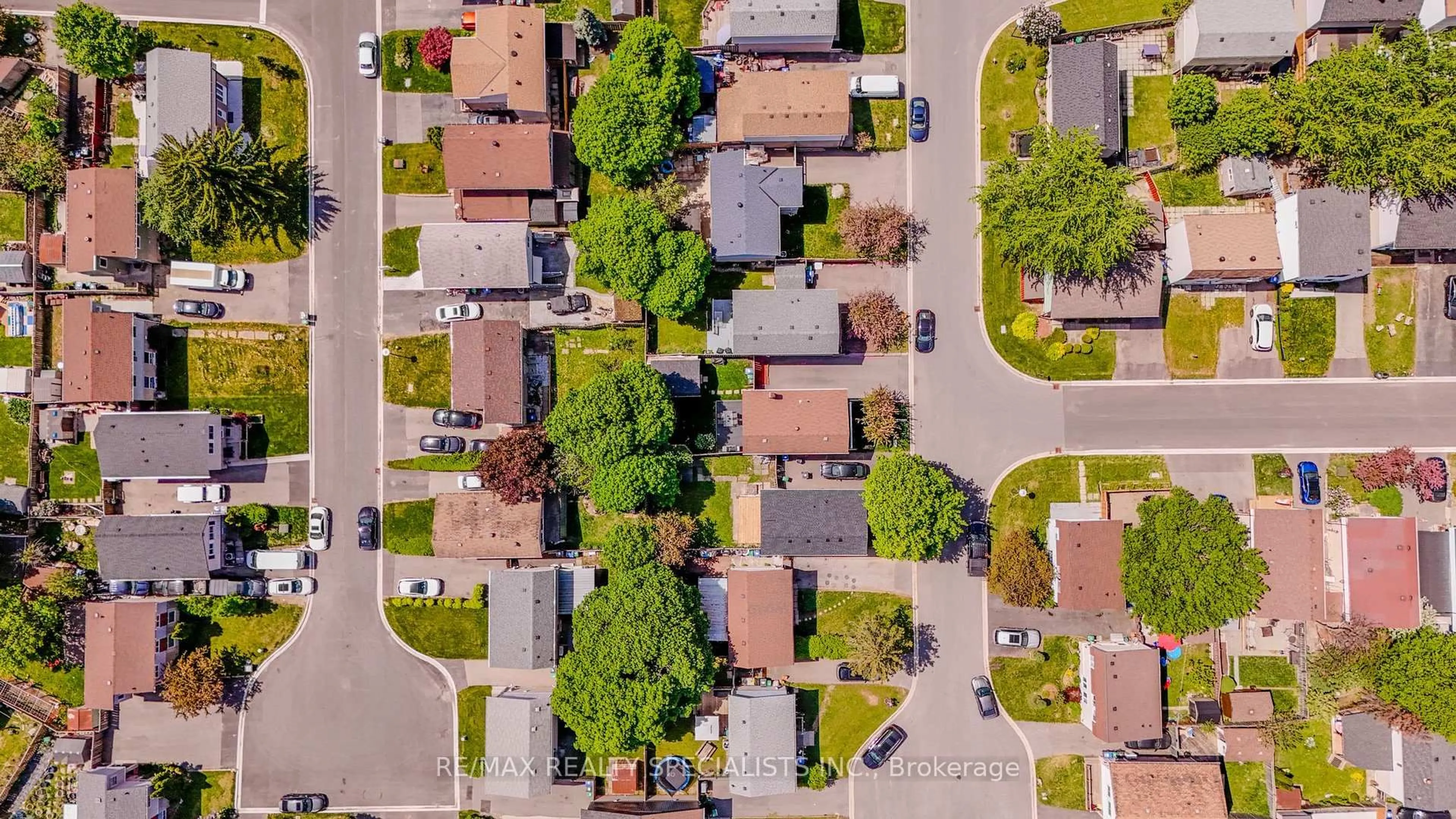 A pic from outside/outdoor area/front of a property/back of a property/a pic from drone, street for 13 Hernon Crt, Brampton Ontario L6S 2B9