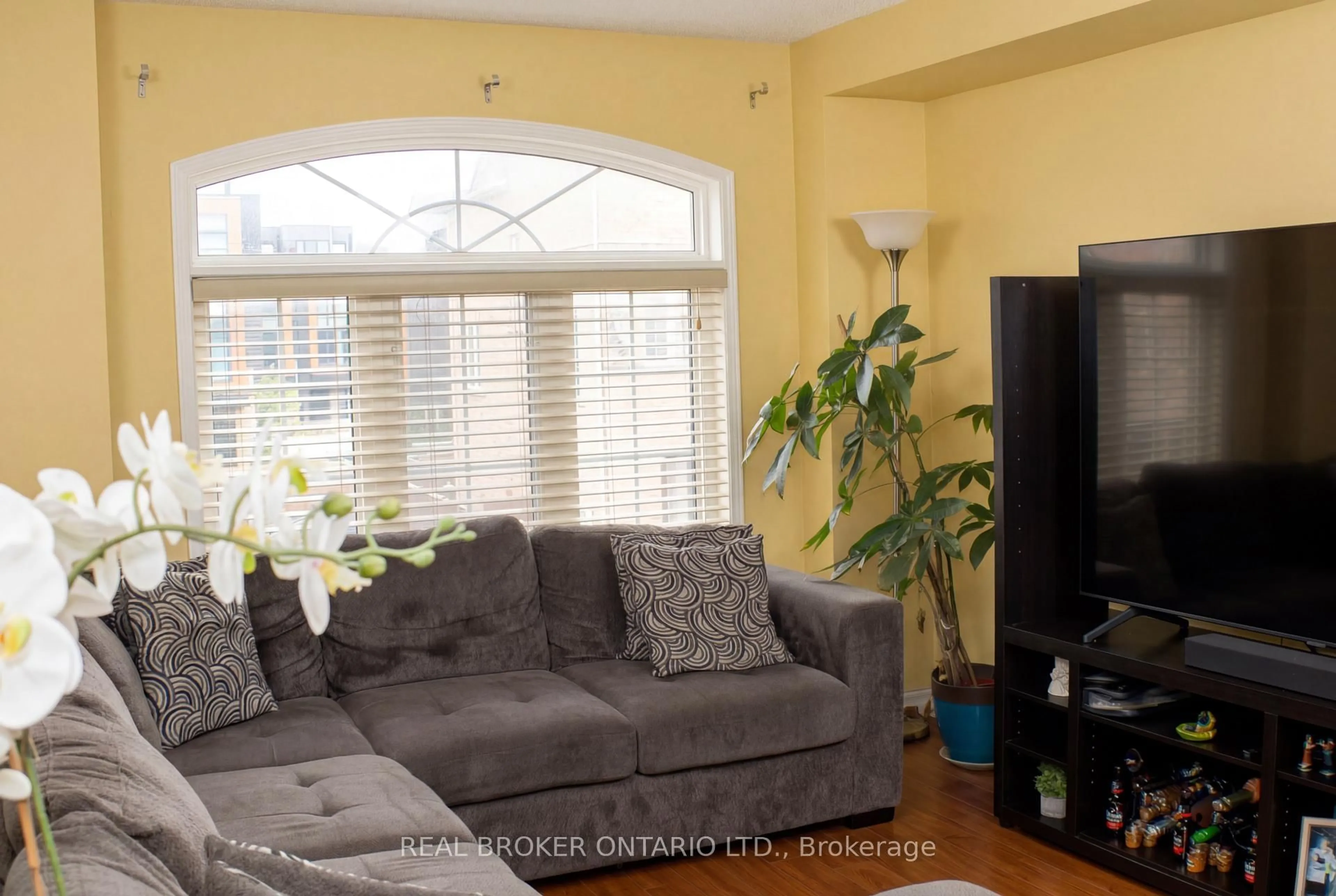 Living room with furniture, unknown for 34 Axelrod Ave, Brampton Ontario L6Y 5S9