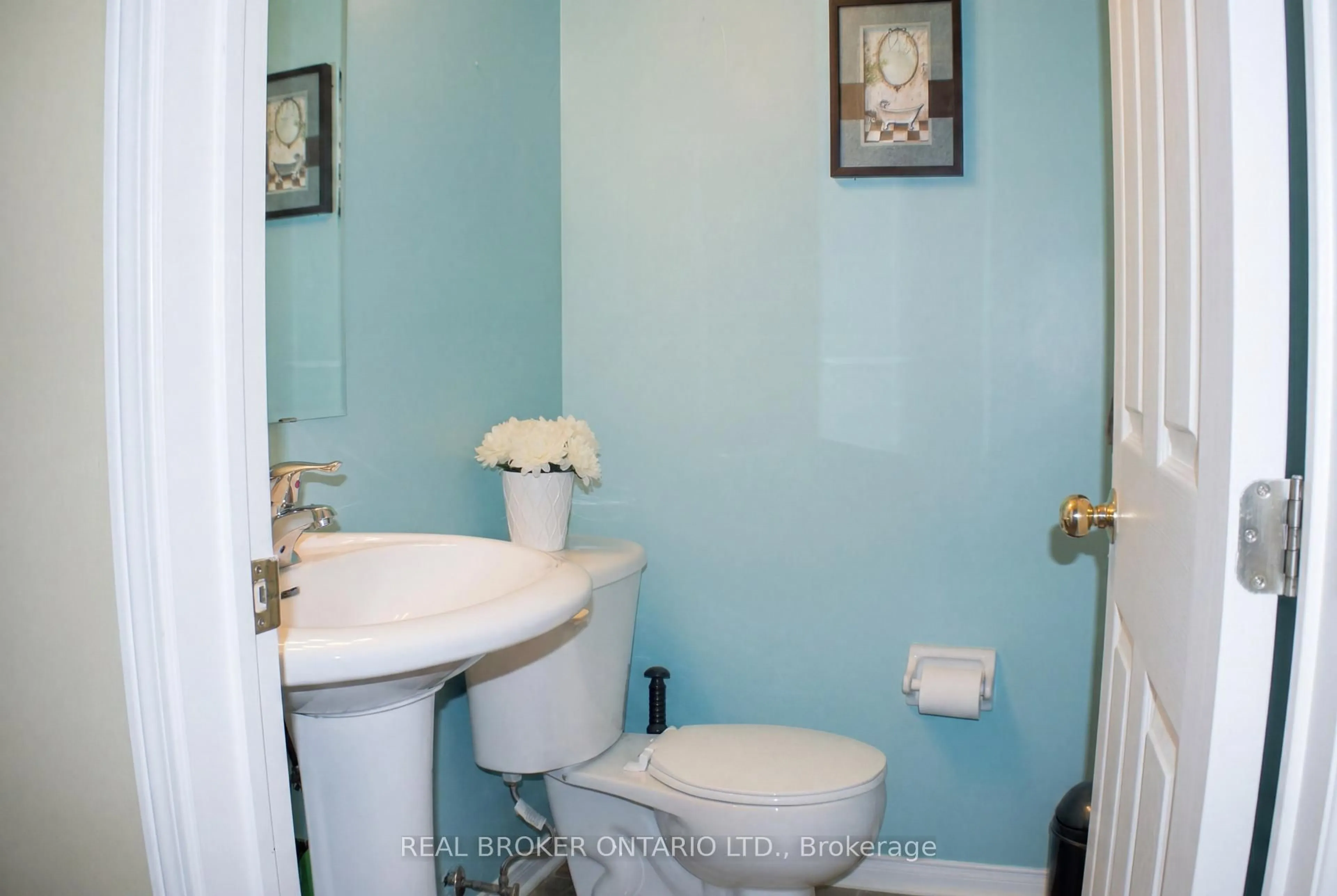 Standard bathroom, ceramic/tile floor for 34 Axelrod Ave, Brampton Ontario L6Y 5S9