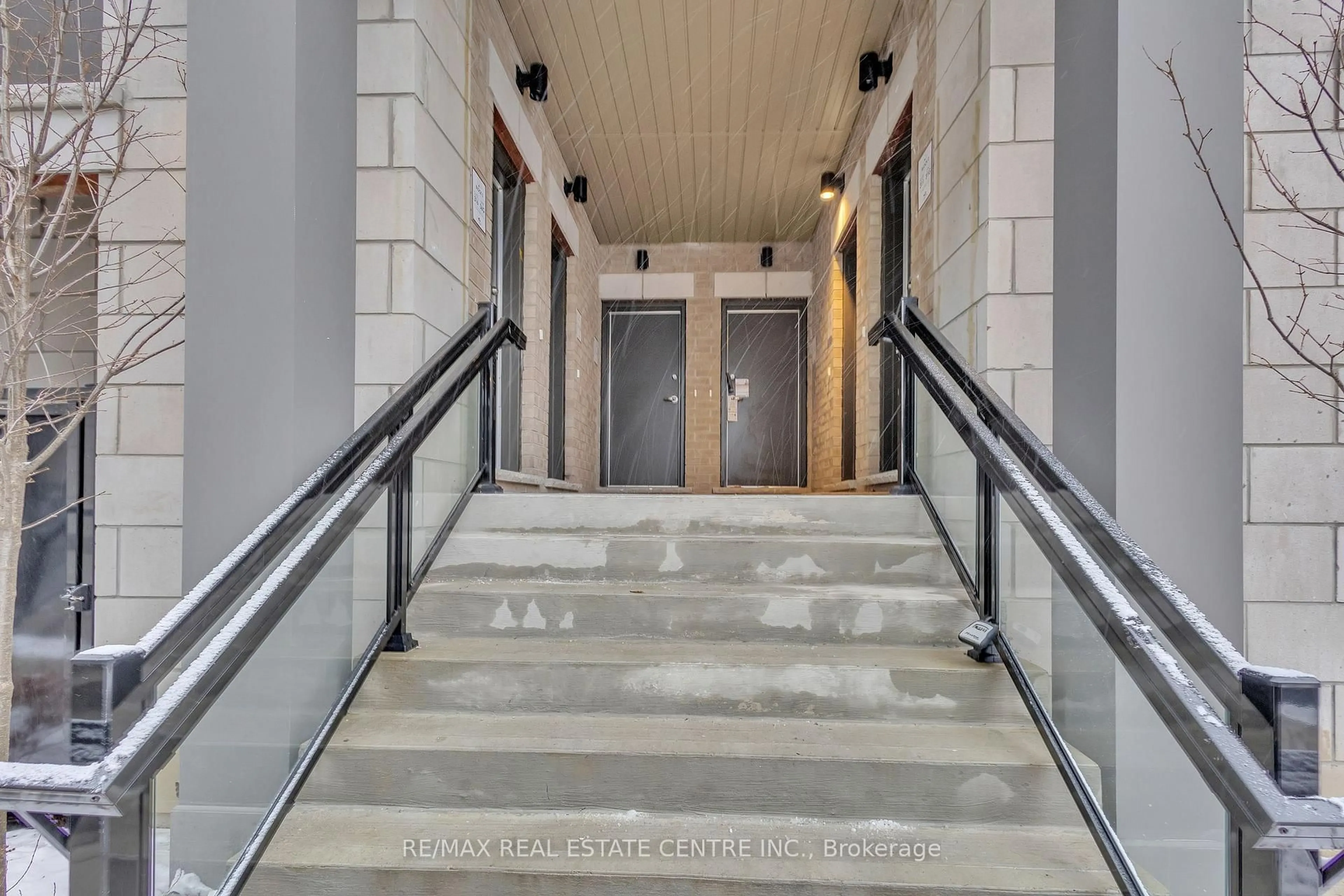 Indoor foyer for 10 Halliford Pl #G-32 (312), Brampton Ontario L6P 0N5