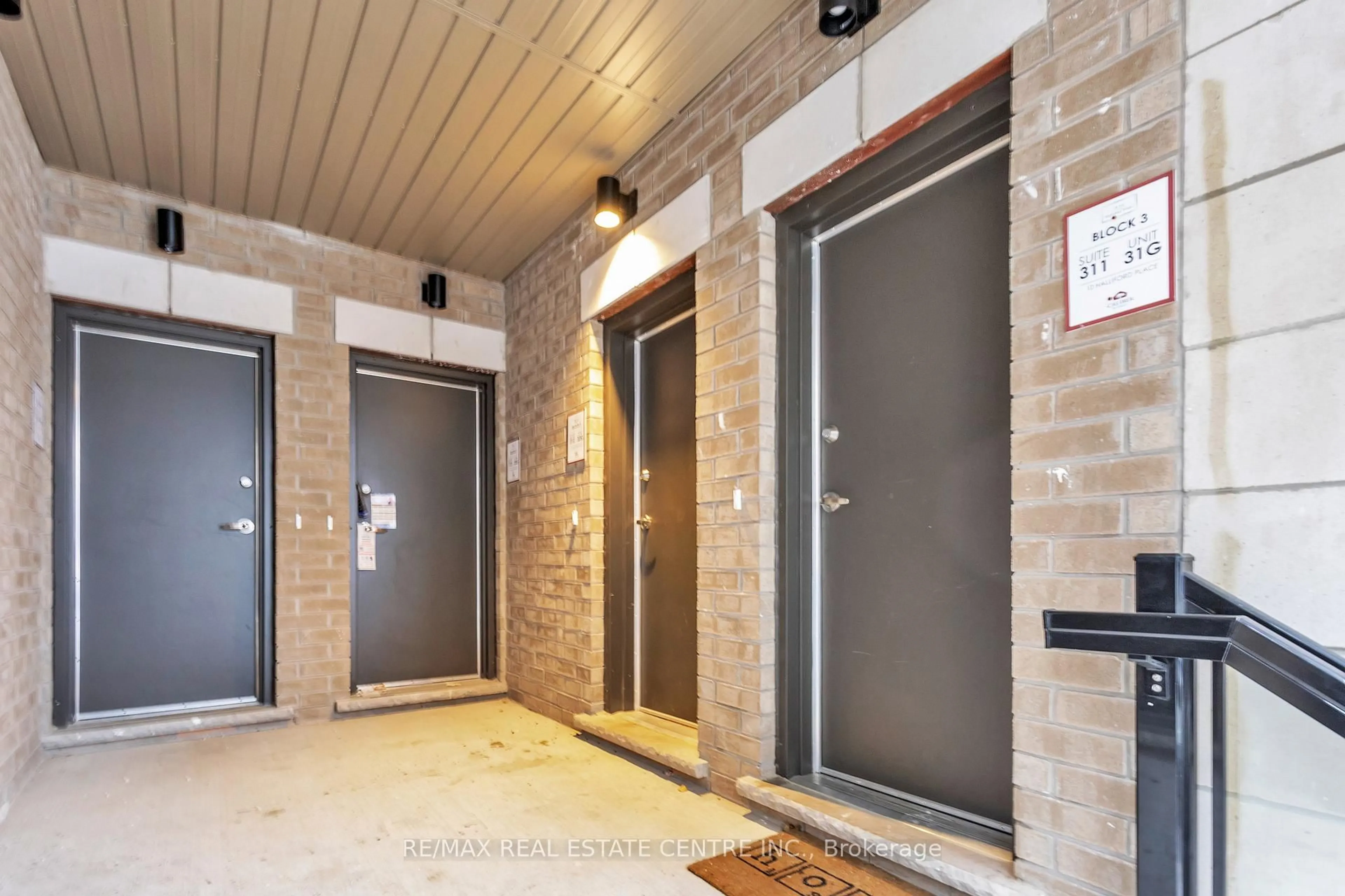 Indoor foyer for 10 Halliford Pl #G-32 (312), Brampton Ontario L6P 0N5