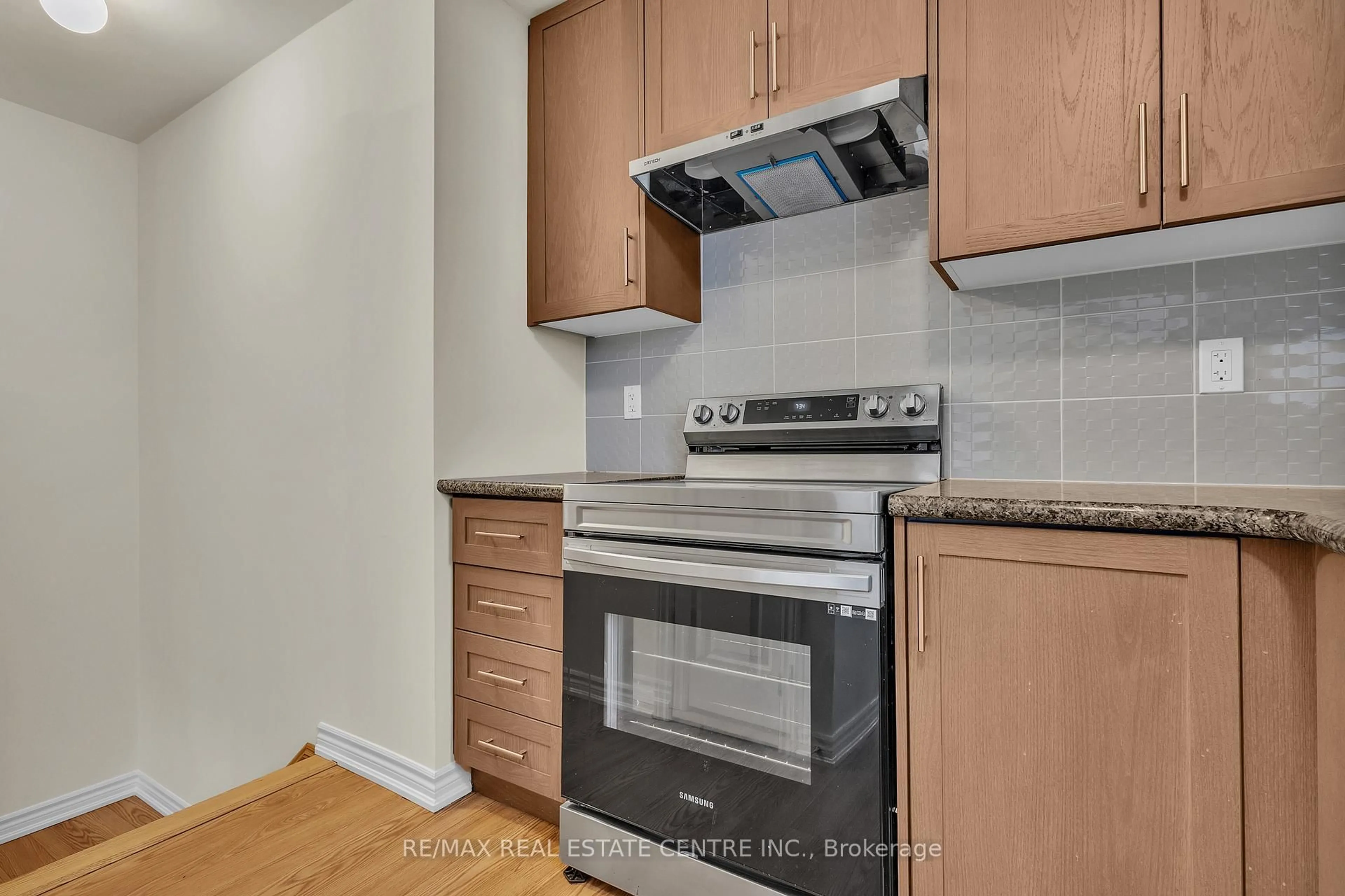 Standard kitchen, unknown for 10 Halliford Pl #G-32 (312), Brampton Ontario L6P 0N5