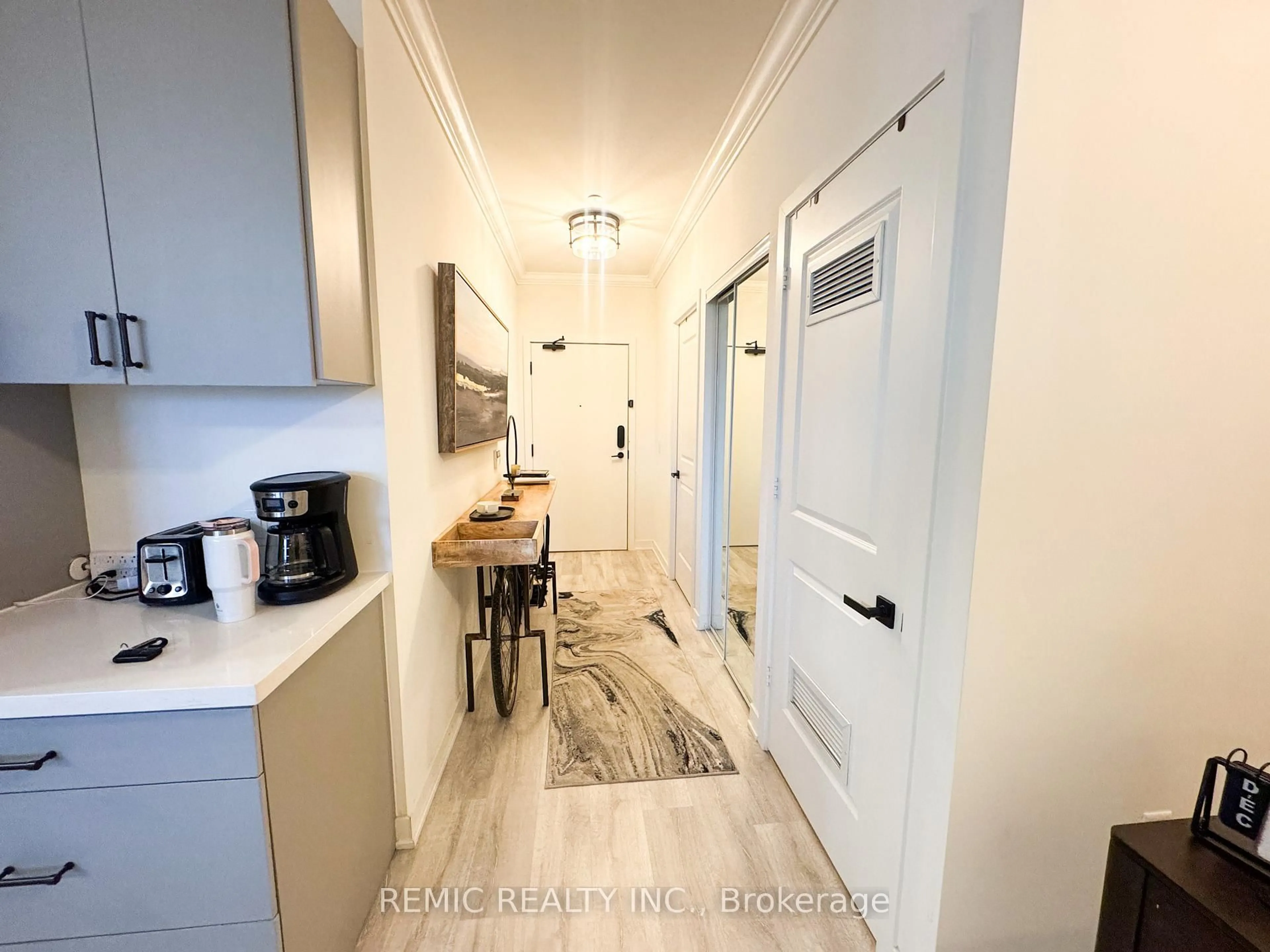 Indoor entryway for 4655 Metcalfe Ave #2207, Mississauga Ontario L5M 0Z7