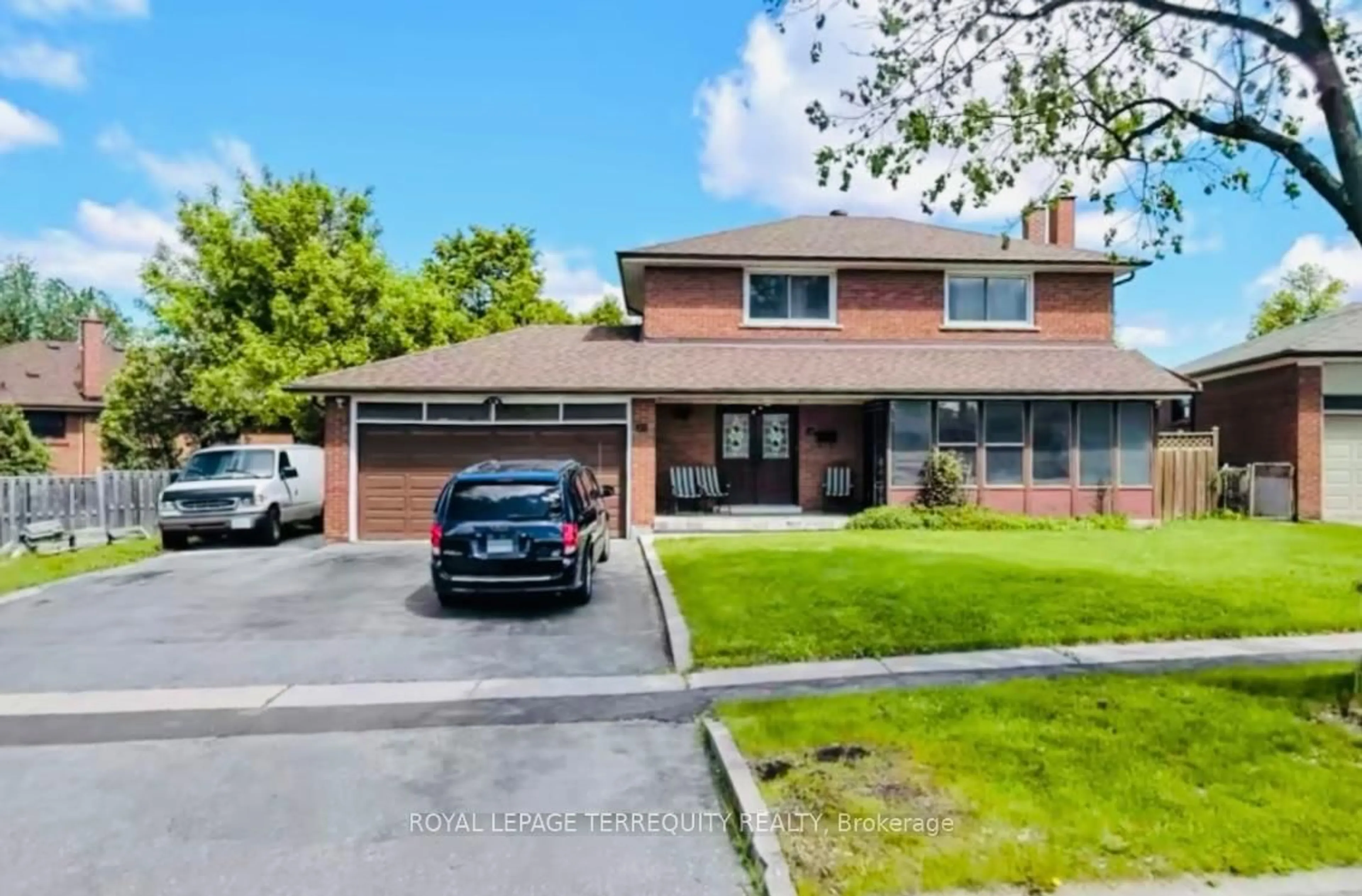 A pic from outside/outdoor area/front of a property/back of a property/a pic from drone, street for 28 Keegan Cres, Toronto Ontario M3J 4G2