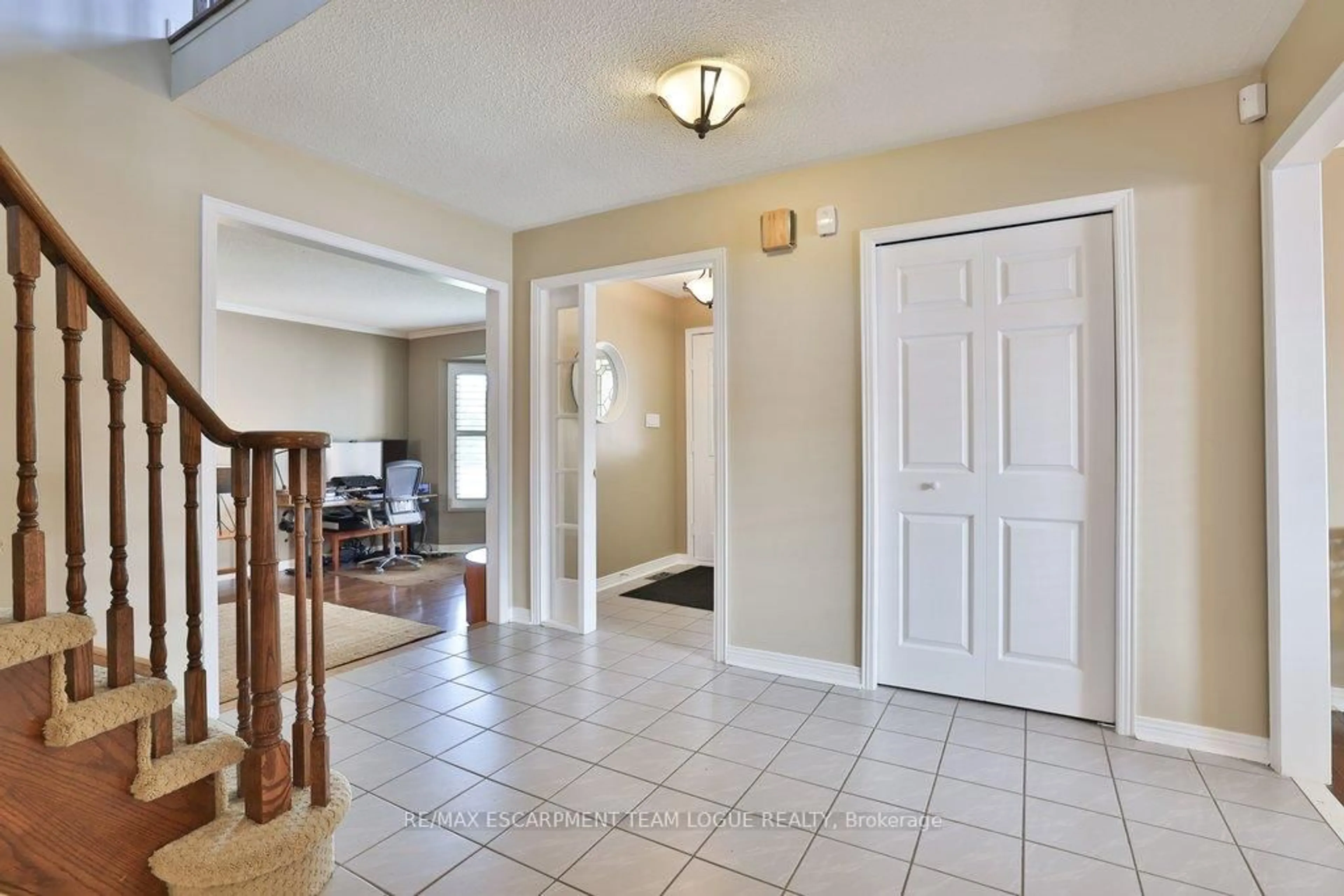 Indoor entryway for 4184 Millcroft Park Dr, Burlington Ontario L7M 3V3