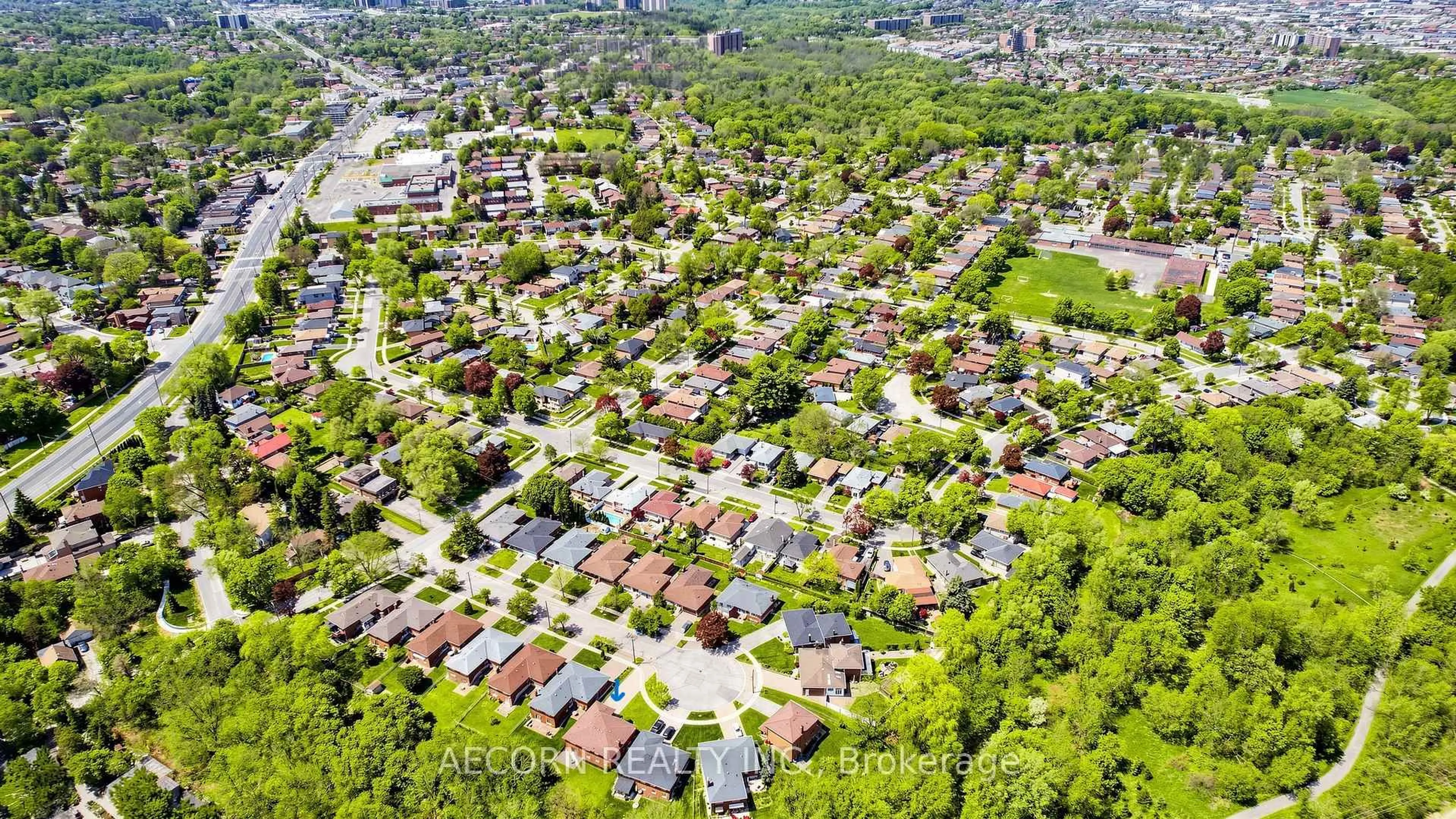 A pic from outside/outdoor area/front of a property/back of a property/a pic from drone, street for 15 Humberland Crt, Toronto Ontario M9V 1E3