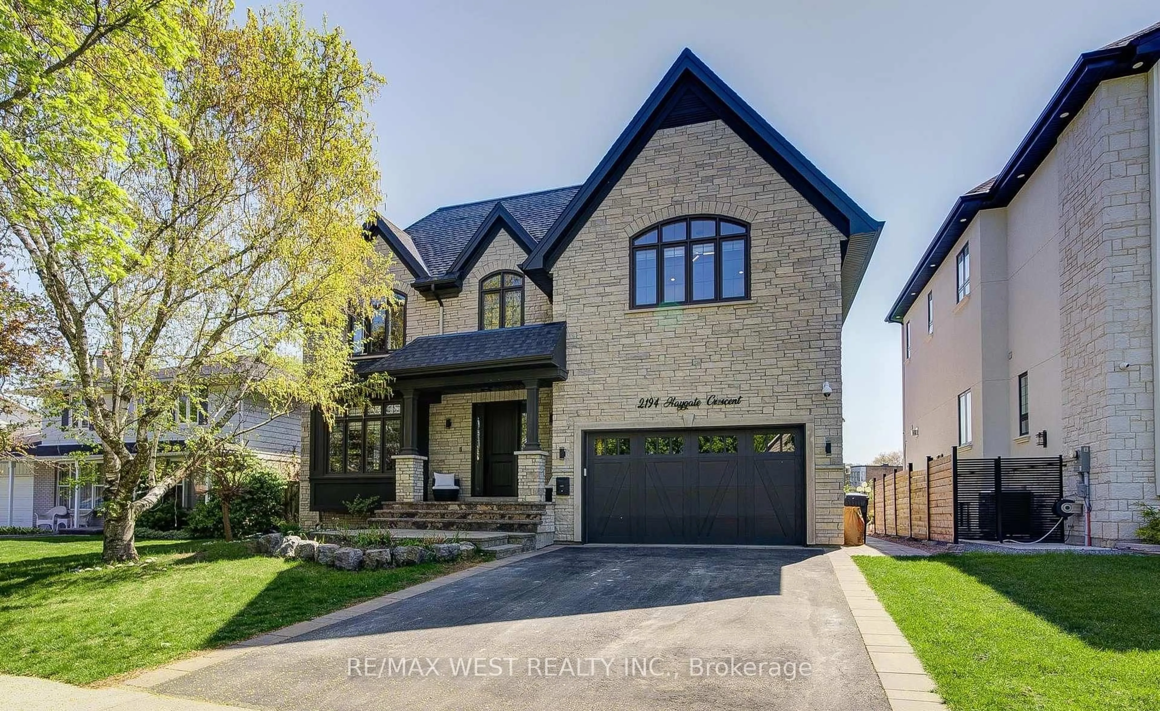 Home with brick exterior material, street for 2194 Haygate Cres, Mississauga Ontario L5K 1L5