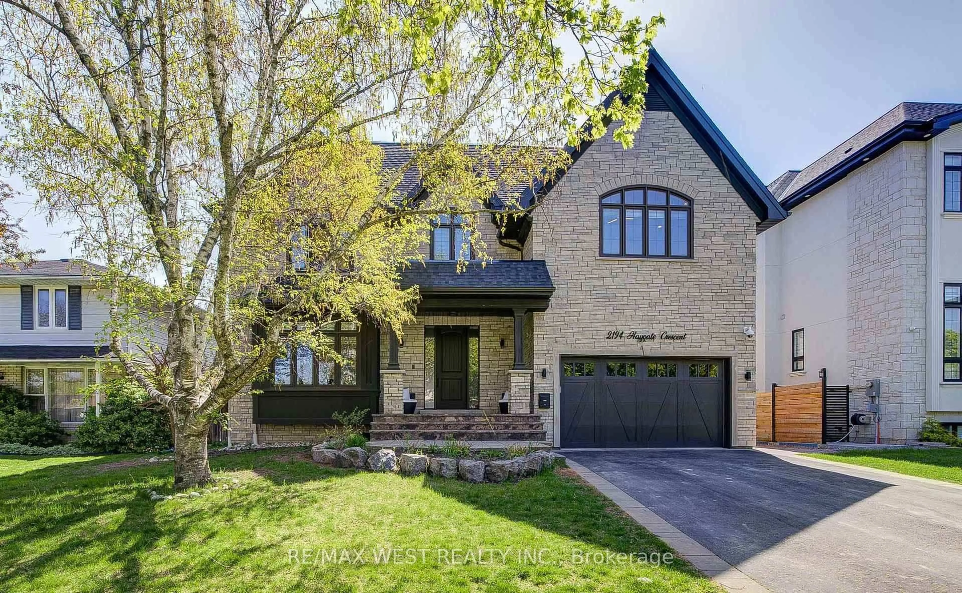 Home with brick exterior material, street for 2194 Haygate Cres, Mississauga Ontario L5K 1L5