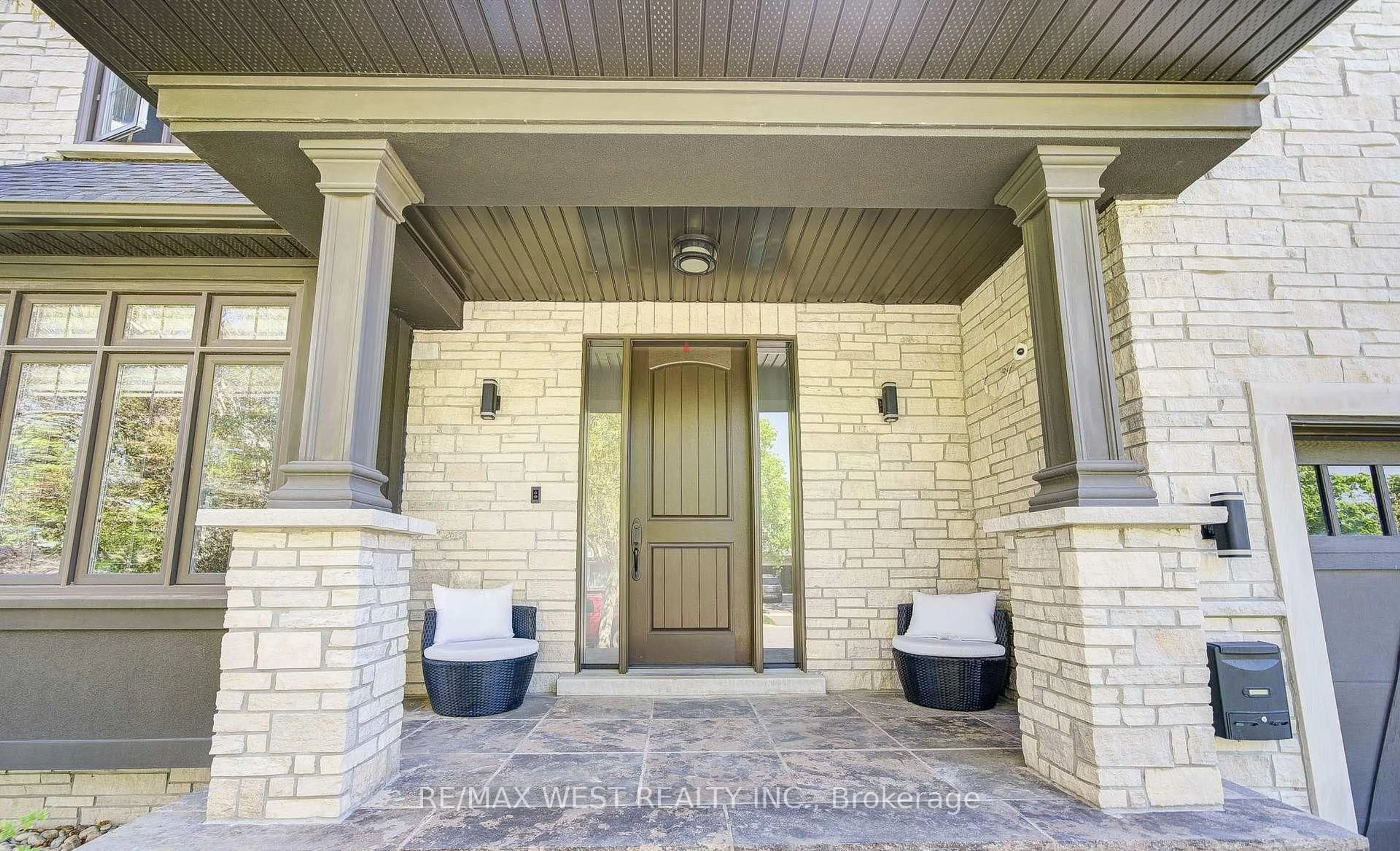 Indoor entryway for 2194 Haygate Cres, Mississauga Ontario L5K 1L5