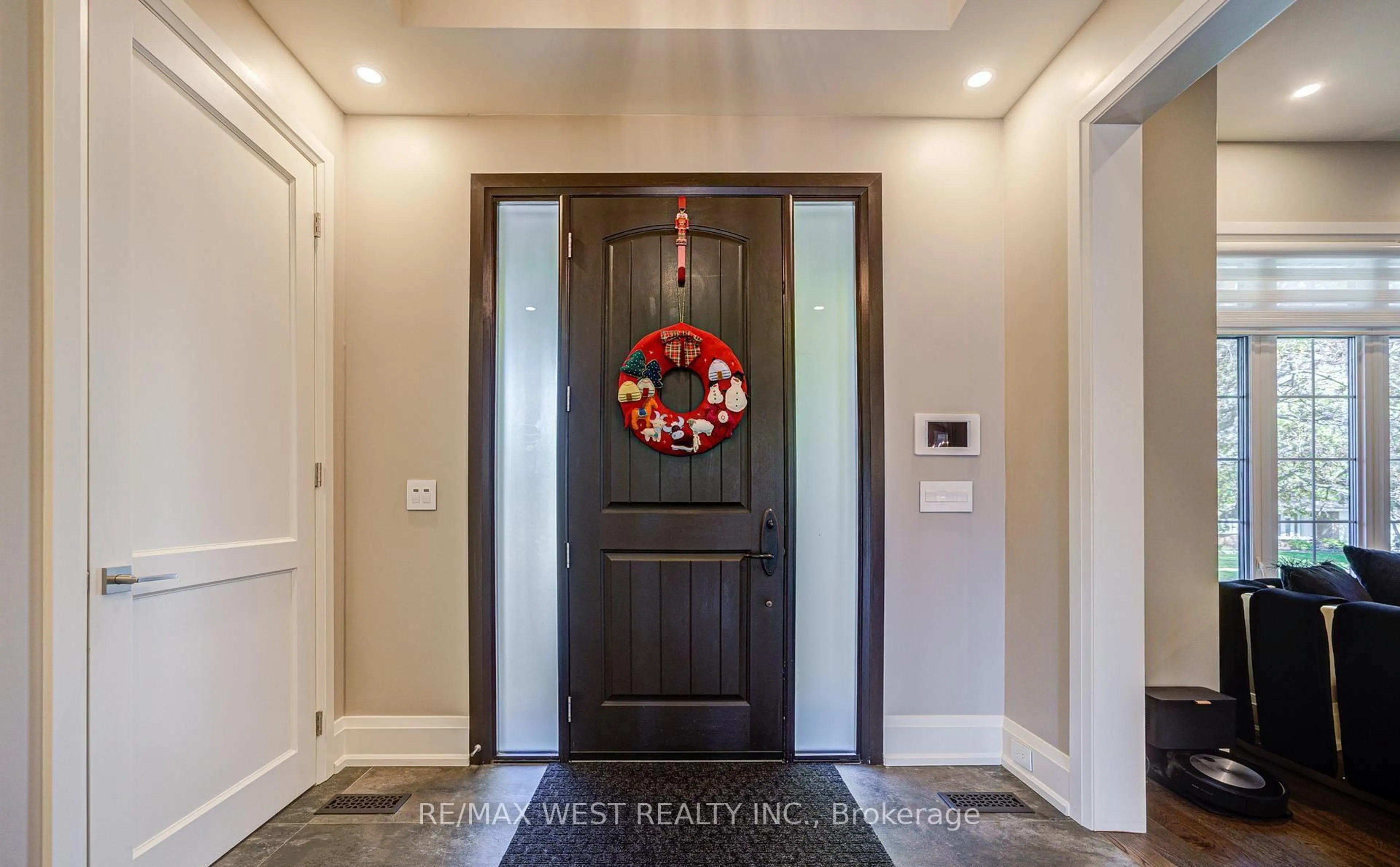 Indoor entryway for 2194 Haygate Cres, Mississauga Ontario L5K 1L5