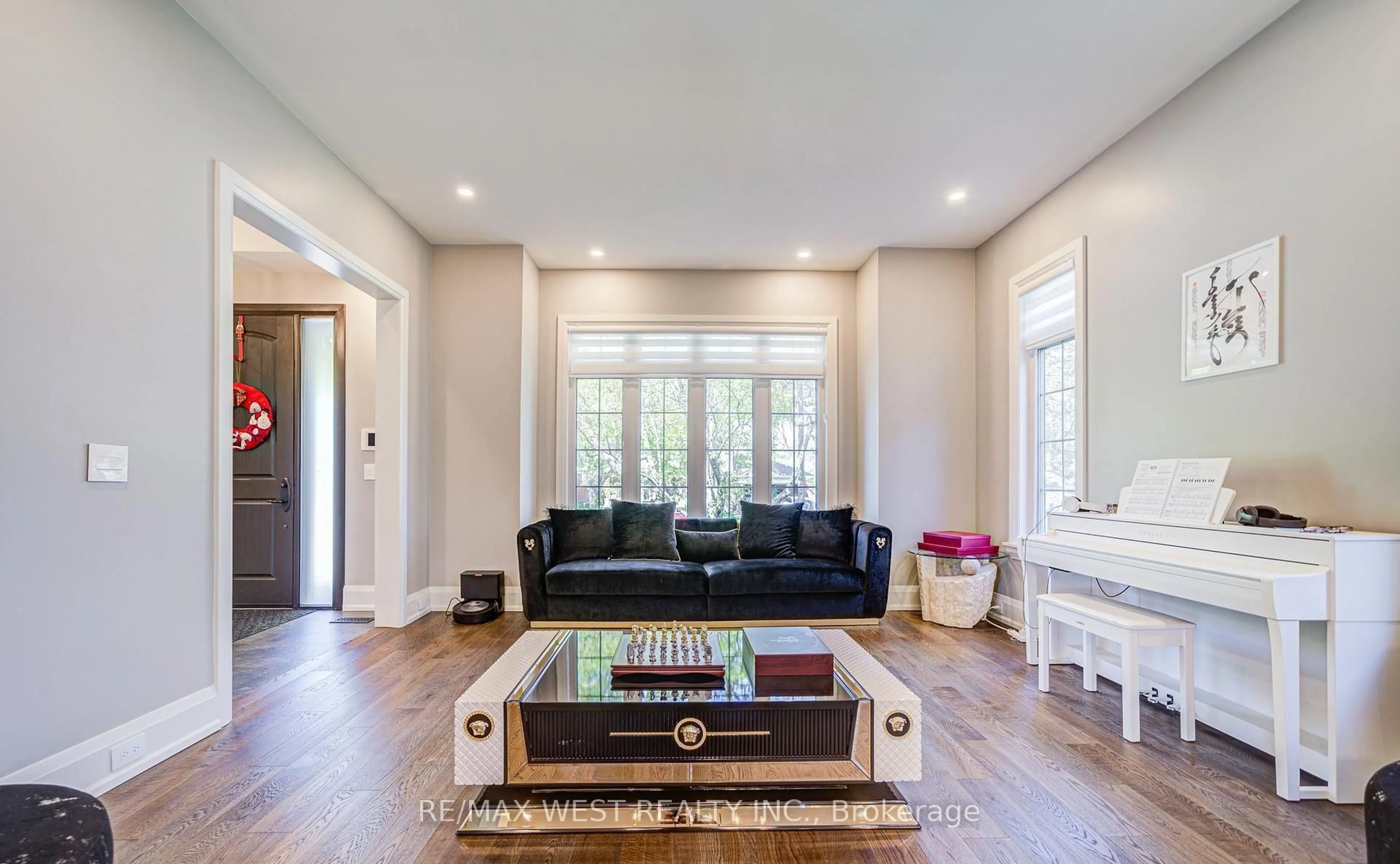 Living room with furniture, unknown for 2194 Haygate Cres, Mississauga Ontario L5K 1L5
