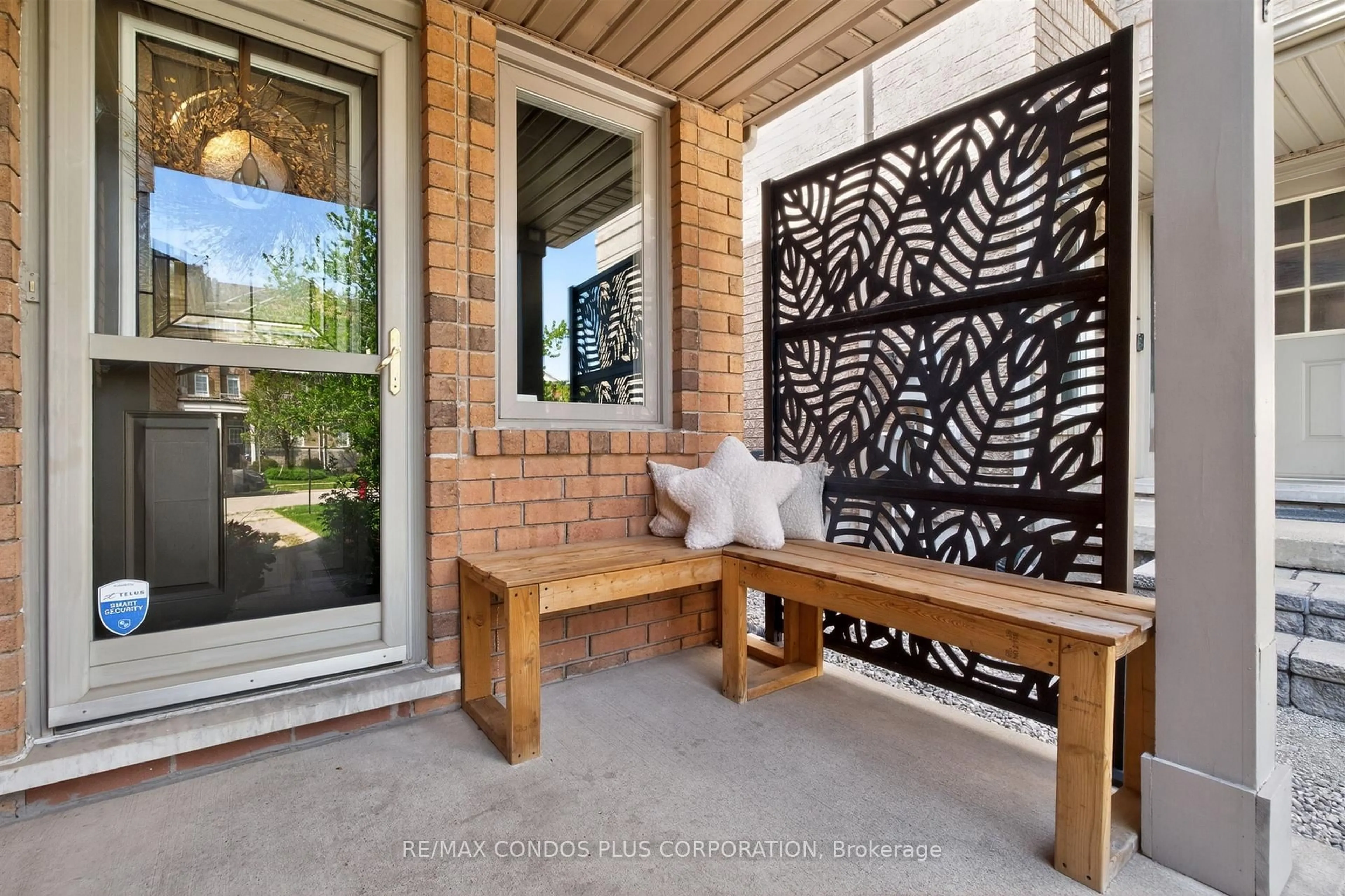 Indoor entryway for 3353 Wild Cherry Lane, Mississauga Ontario L5N 7N7