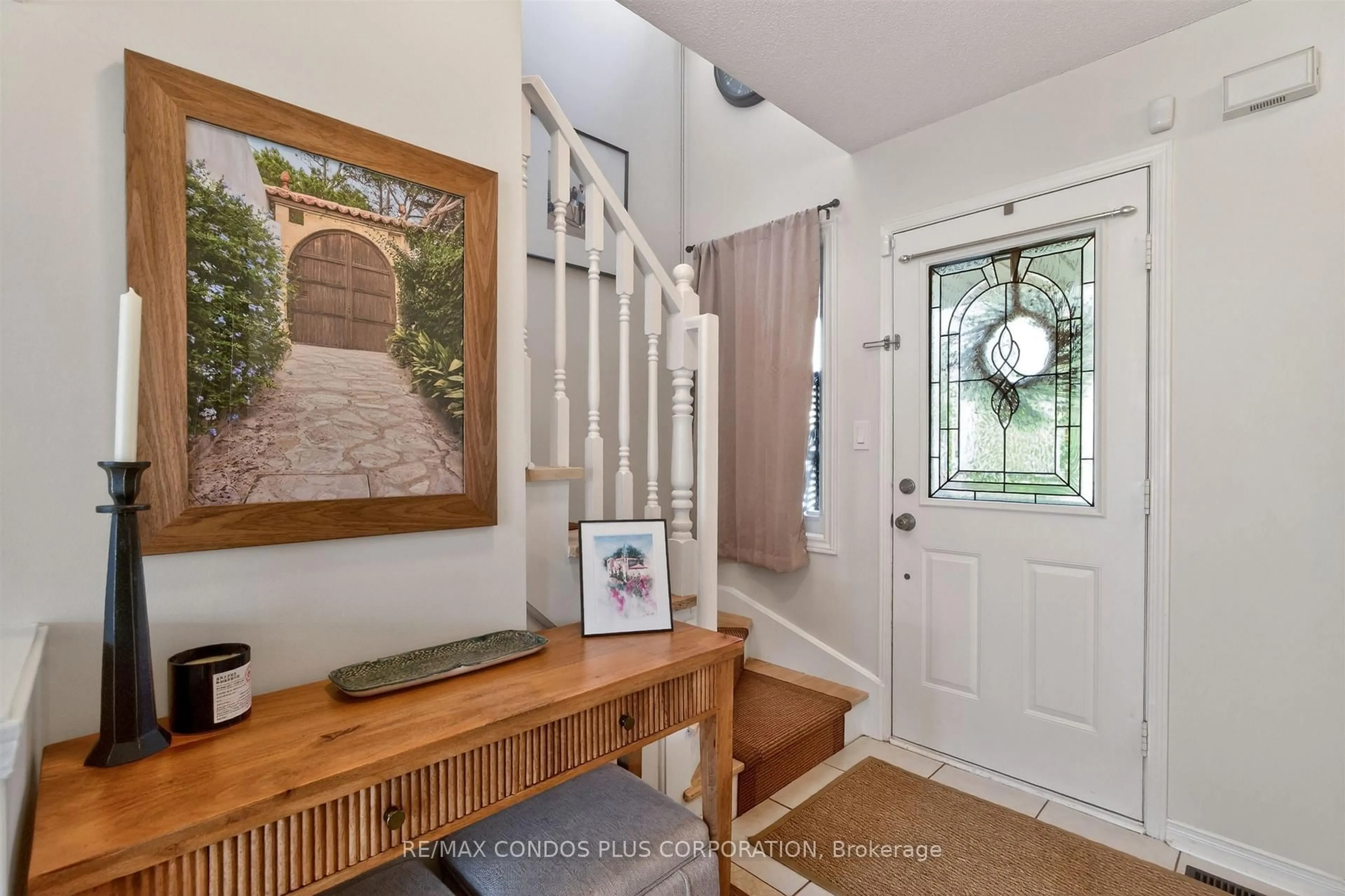 Indoor entryway for 3353 Wild Cherry Lane, Mississauga Ontario L5N 7N7