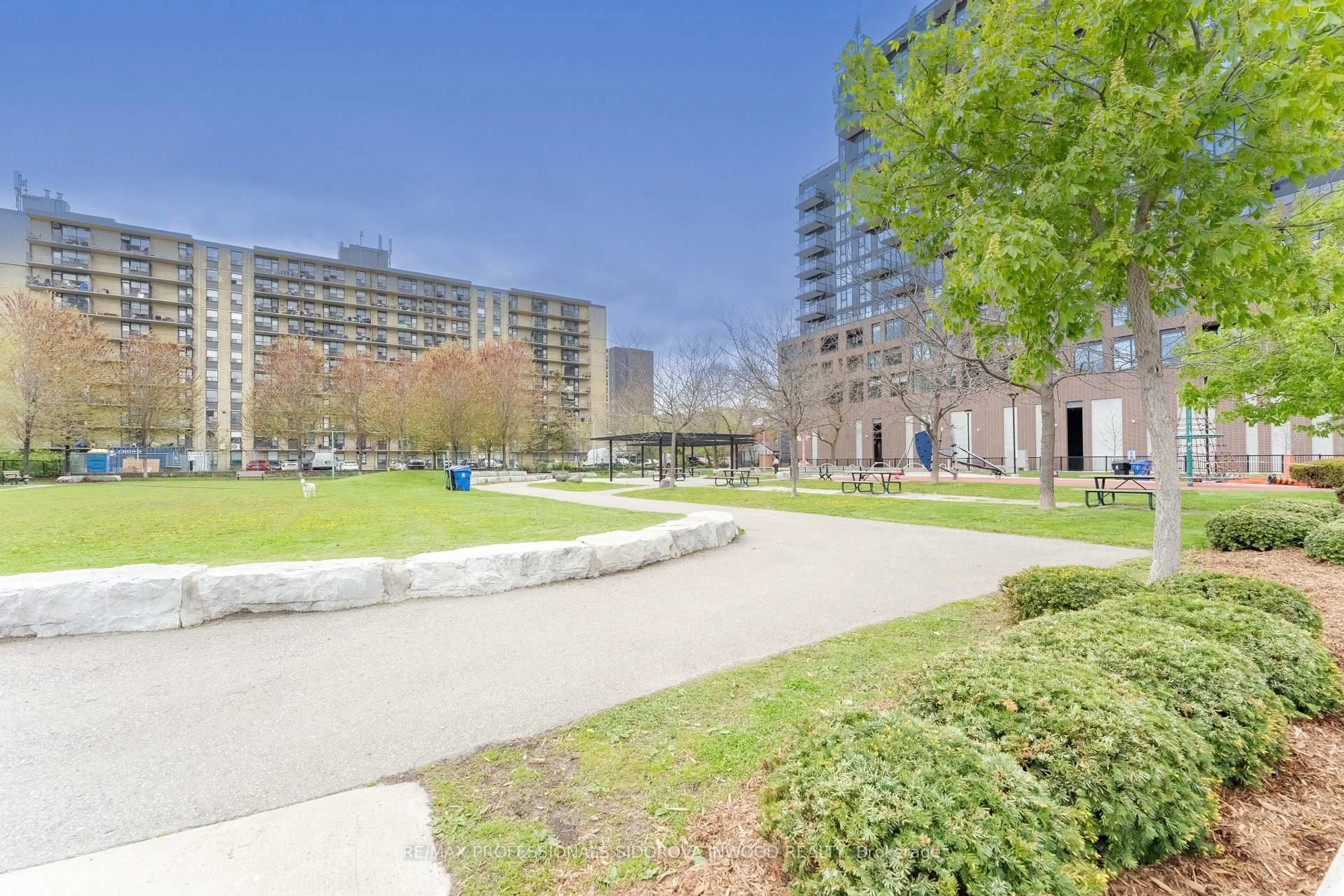 Patio, street for 270 Dufferin St #515, Toronto Ontario M6K 0H8