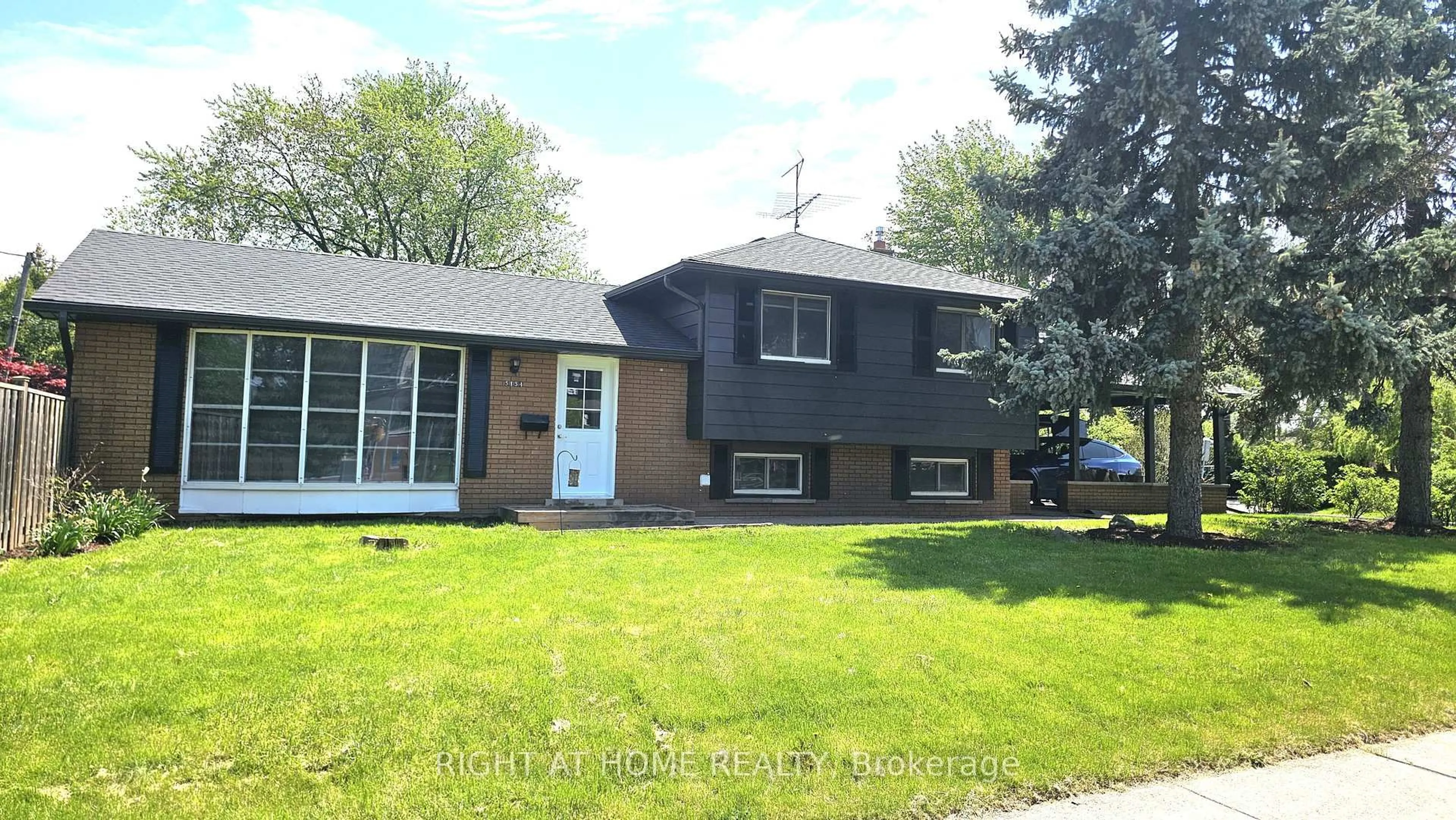 Home with vinyl exterior material, street for 5154 New St, Burlington Ontario L7L 1V4