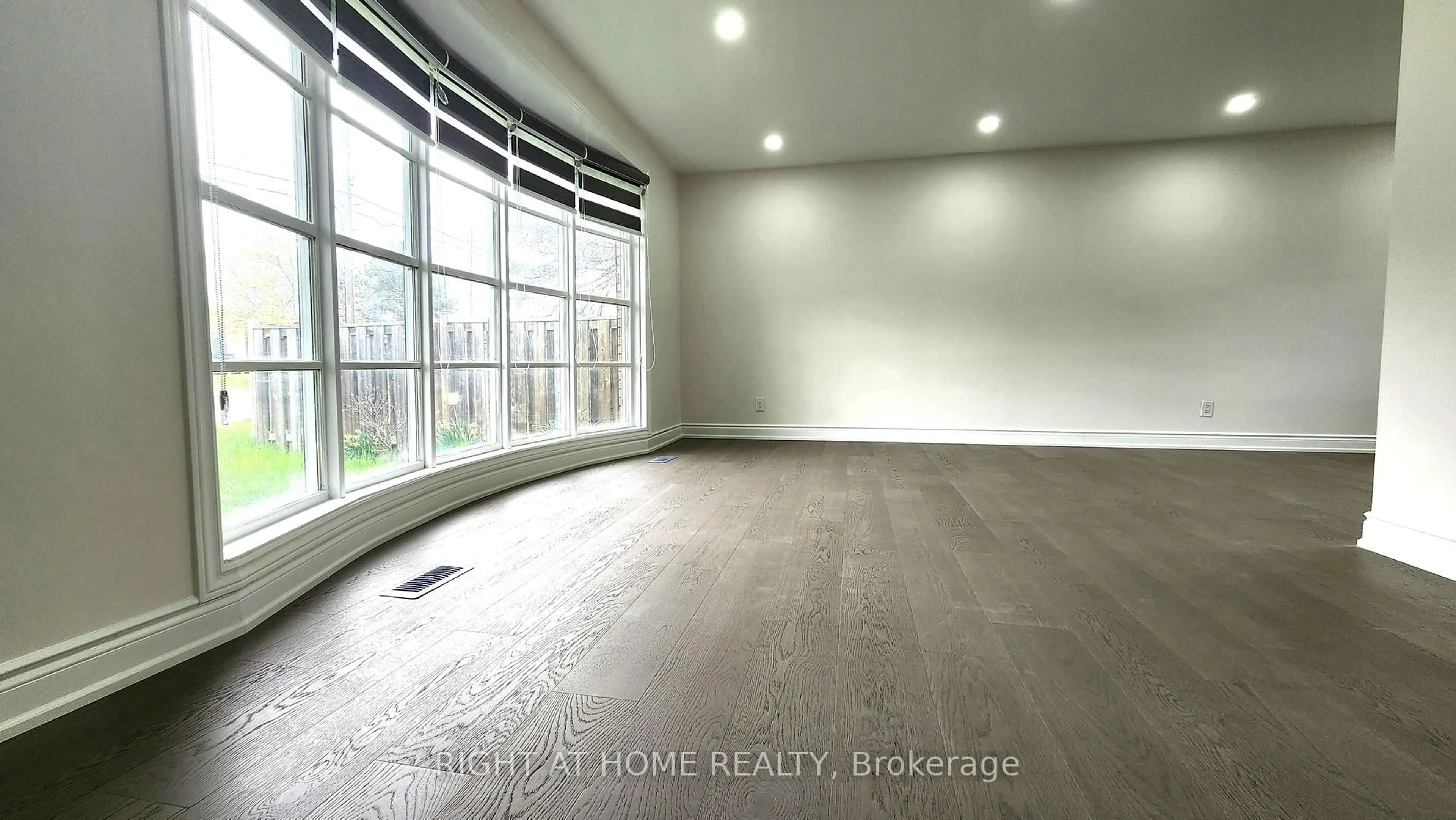 A pic of a room for 5154 New St, Burlington Ontario L7L 1V4
