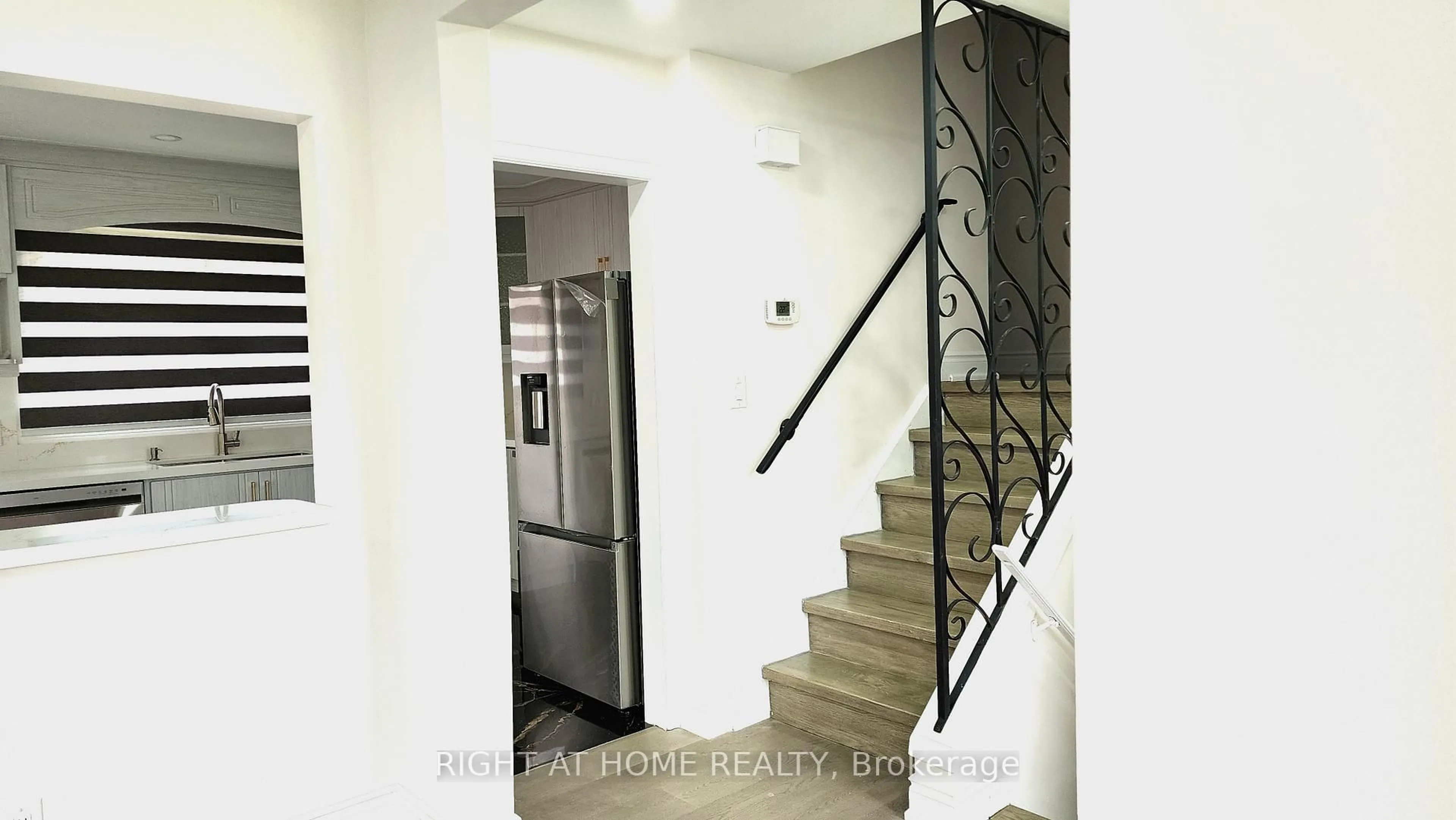 Indoor foyer for 5154 New St, Burlington Ontario L7L 1V4