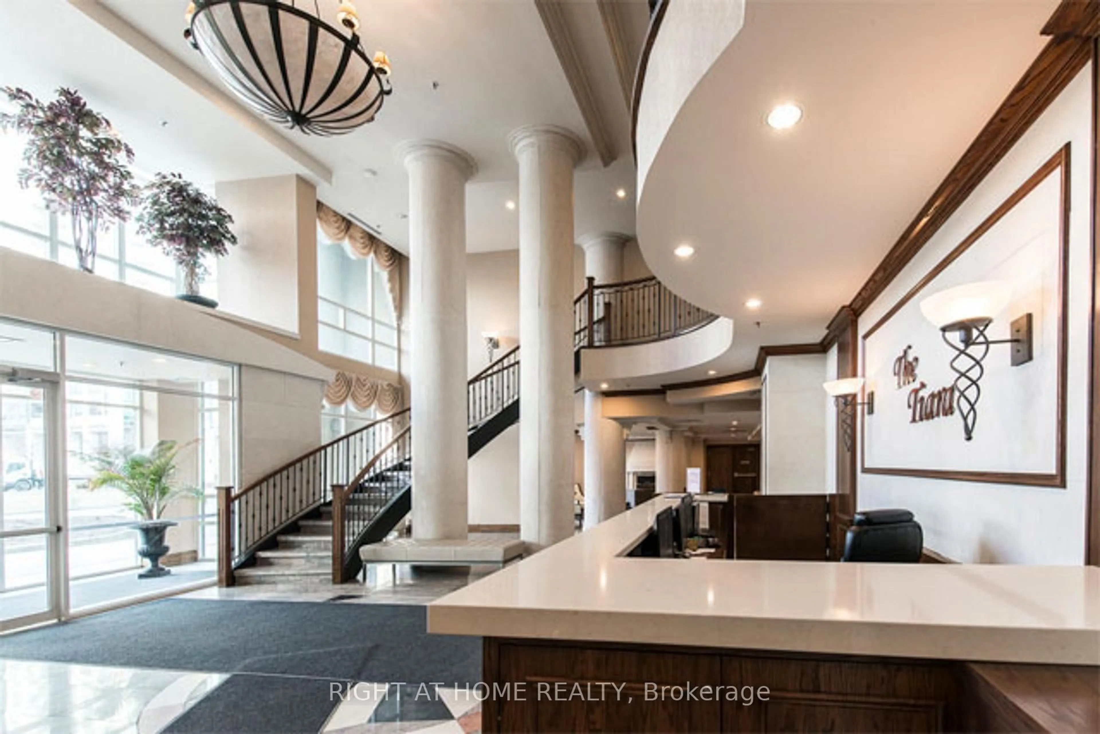Indoor foyer for 156 Enfield Pl #2205, Mississauga Ontario L5B 4L8