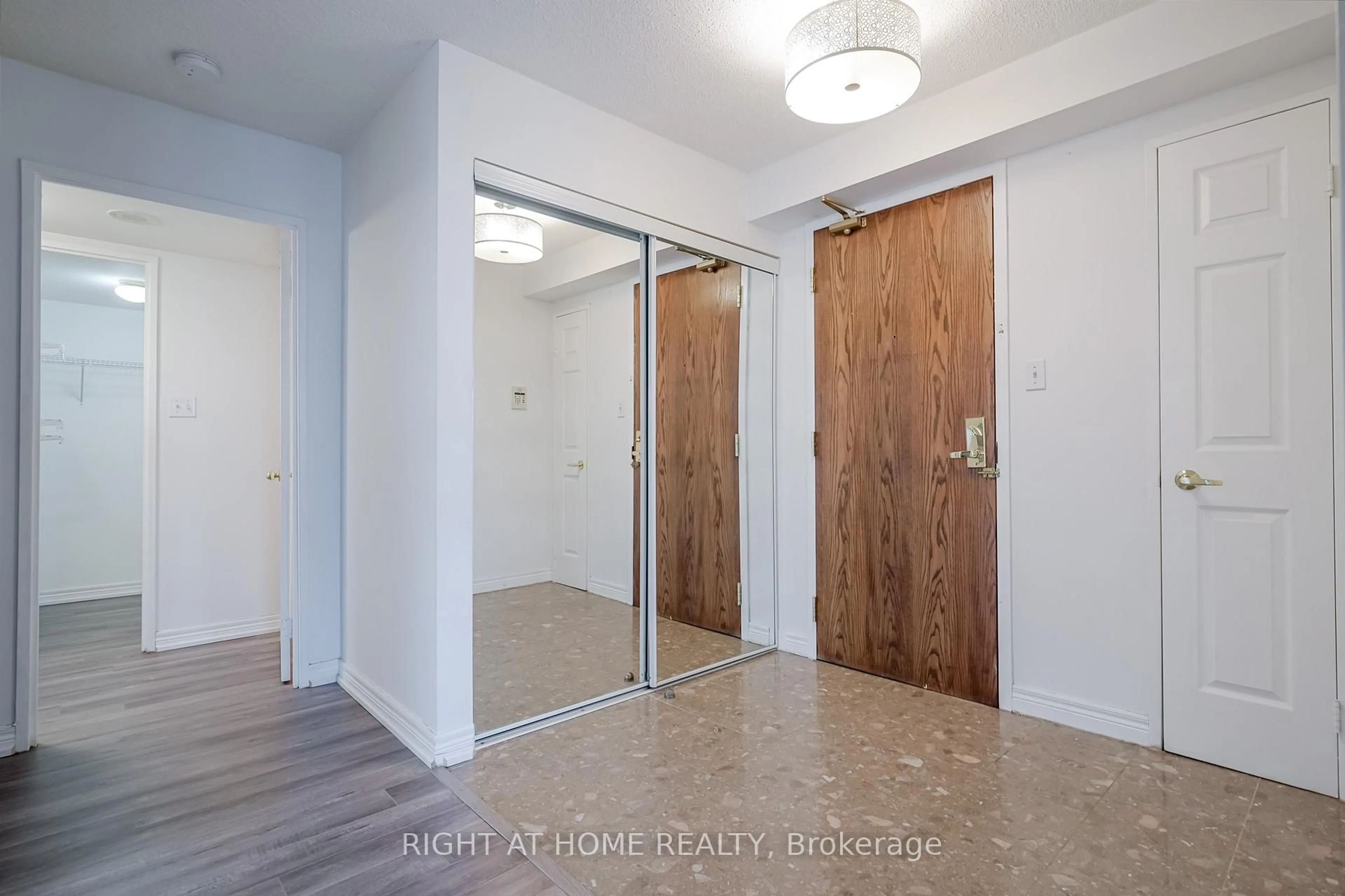 Indoor entryway for 156 Enfield Pl #2205, Mississauga Ontario L5B 4L8