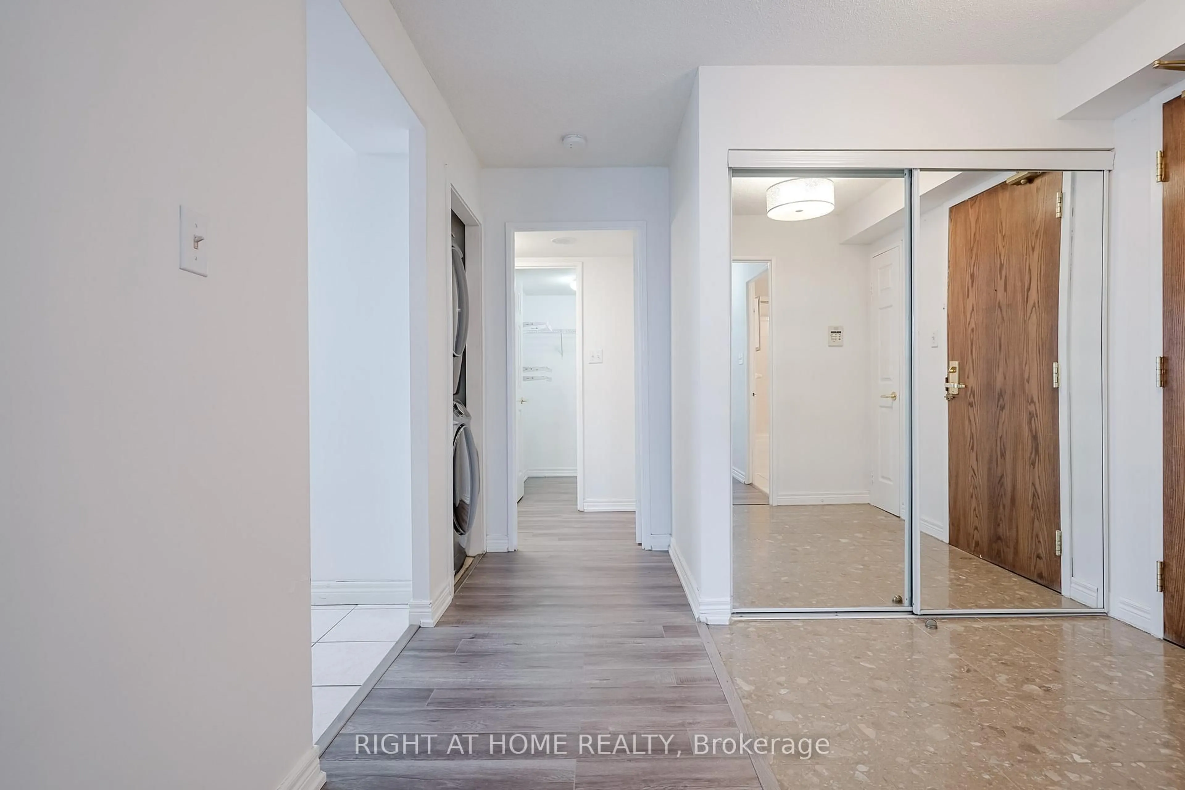 Indoor entryway for 156 Enfield Pl #2205, Mississauga Ontario L5B 4L8