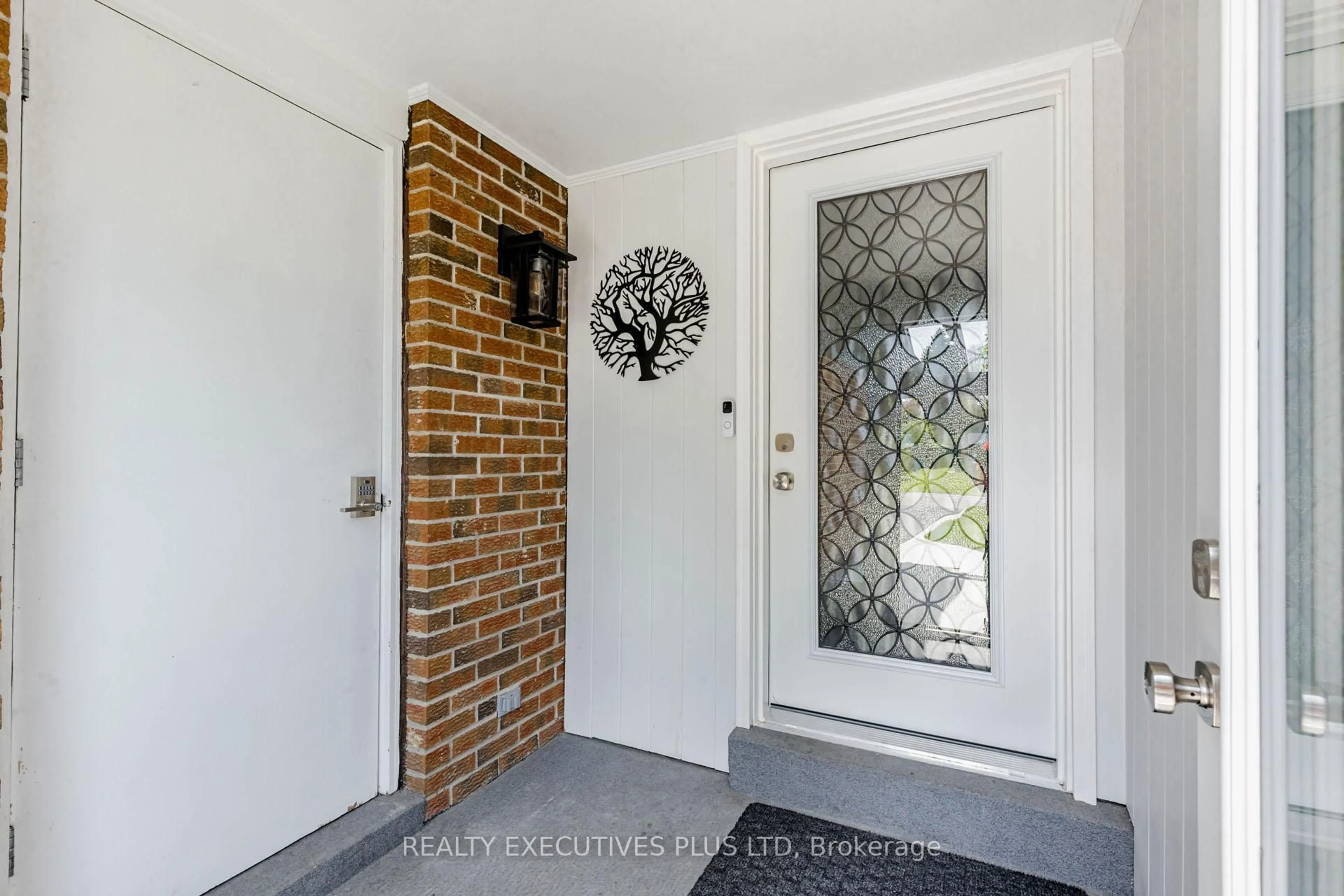 Indoor entryway for 12 Maidstone Cres, Brampton Ontario L6S 2Z5
