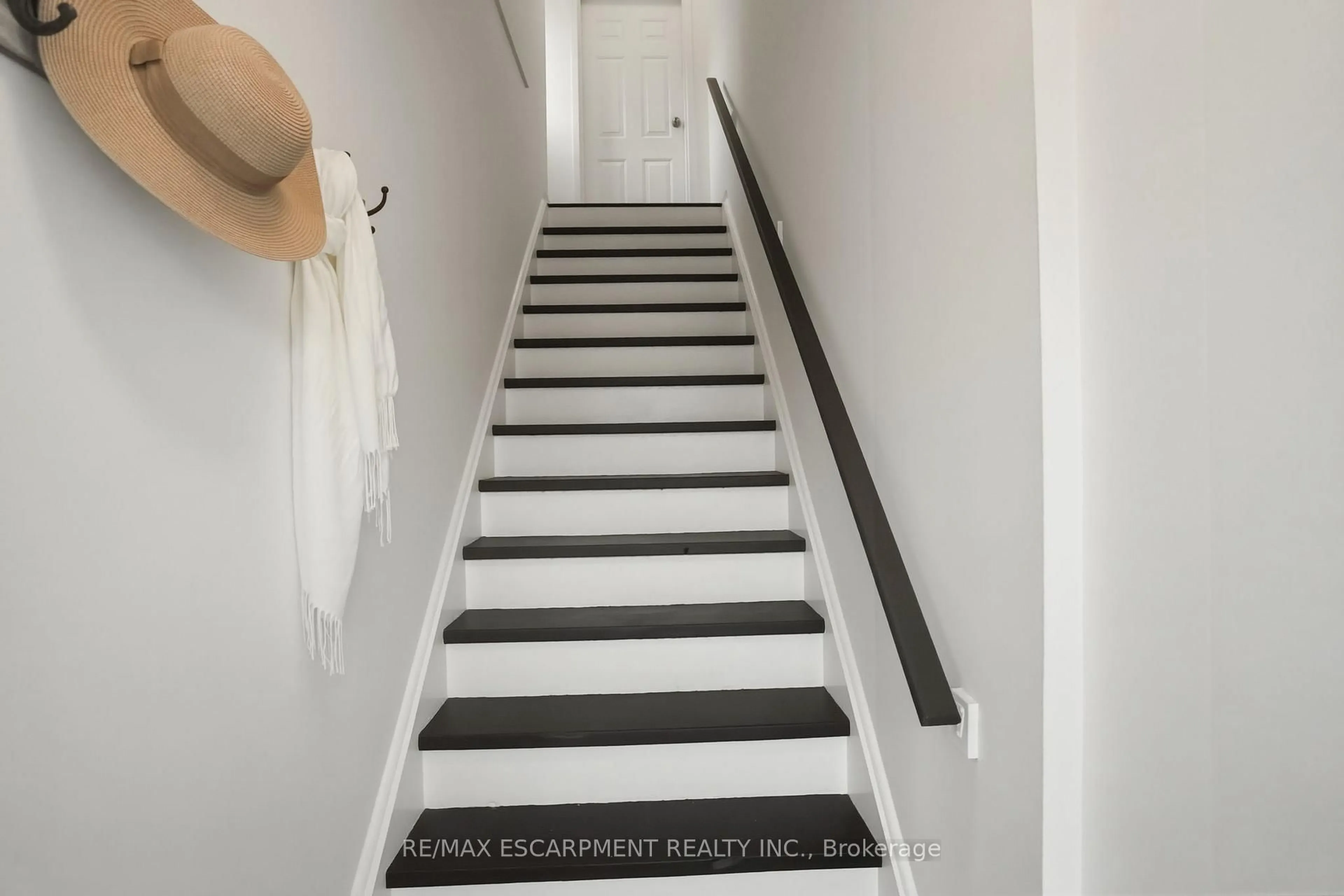 Stairs for 6950 Tenth Line #103, Mississauga Ontario L5N 6Y1