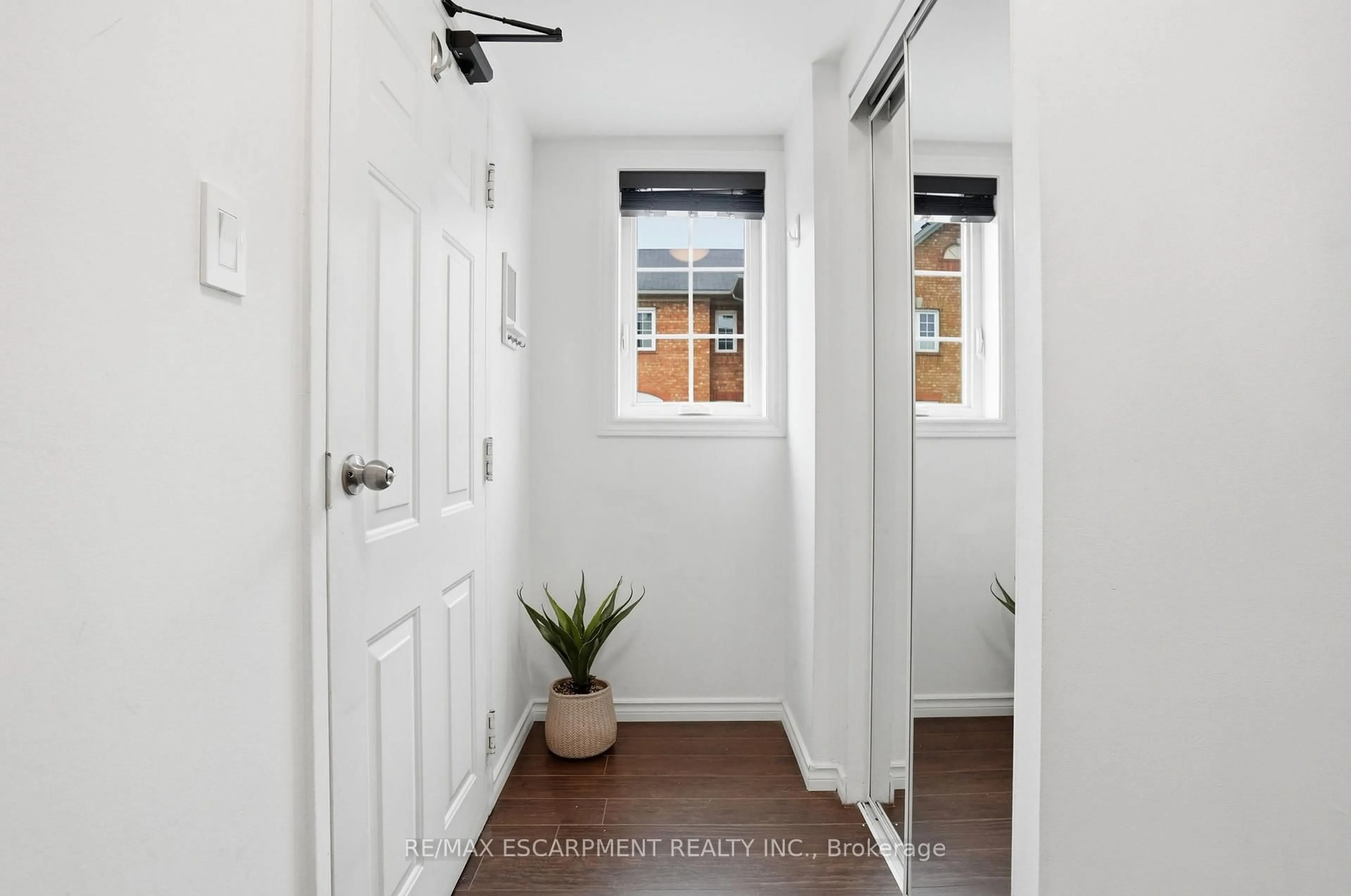 Indoor entryway for 6950 Tenth Line #103, Mississauga Ontario L5N 6Y1