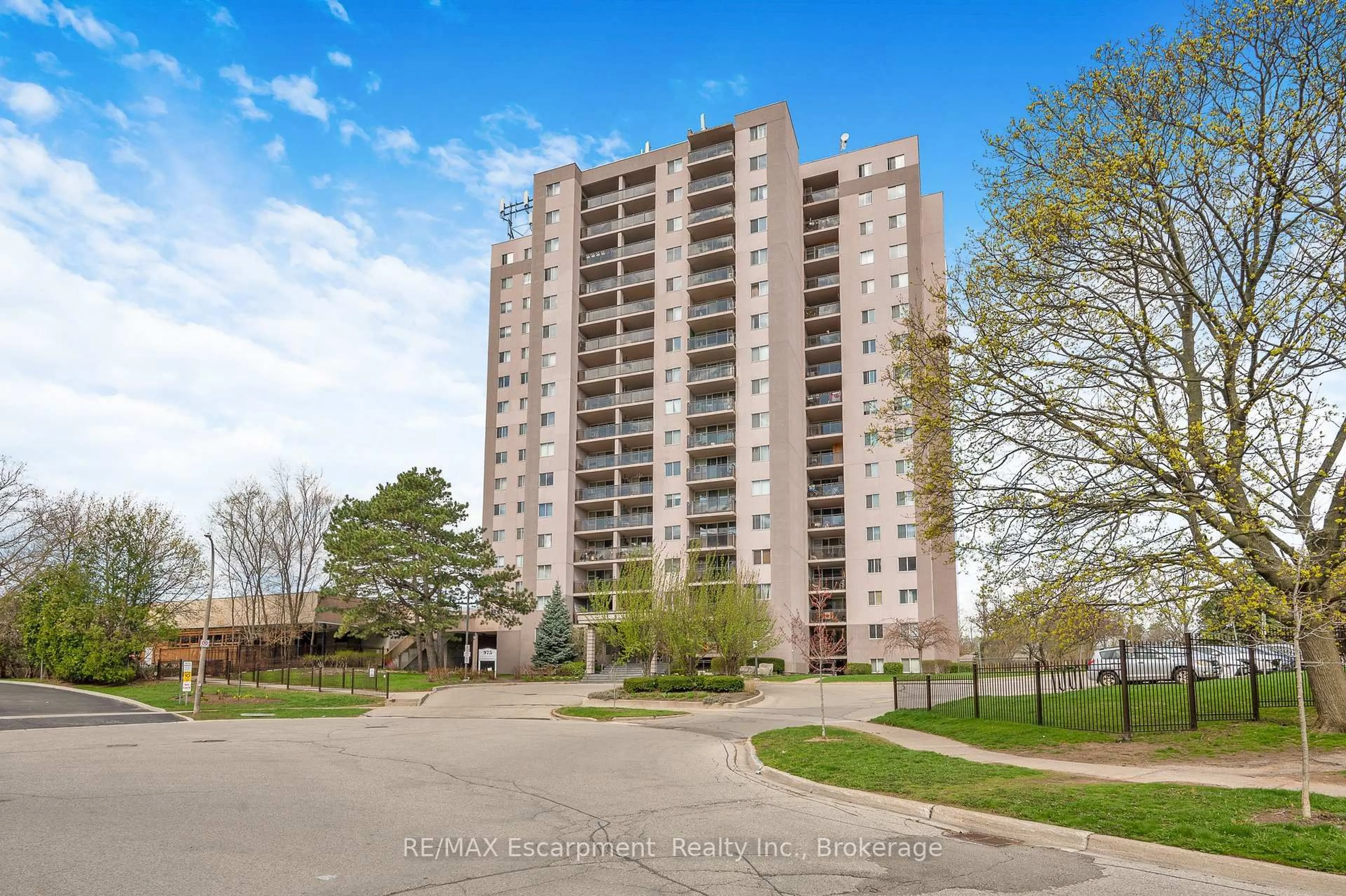 A pic from outside/outdoor area/front of a property/back of a property/a pic from drone, unknown for 975 WARWICK Crt #1501, Burlington Ontario L7T 3Z7
