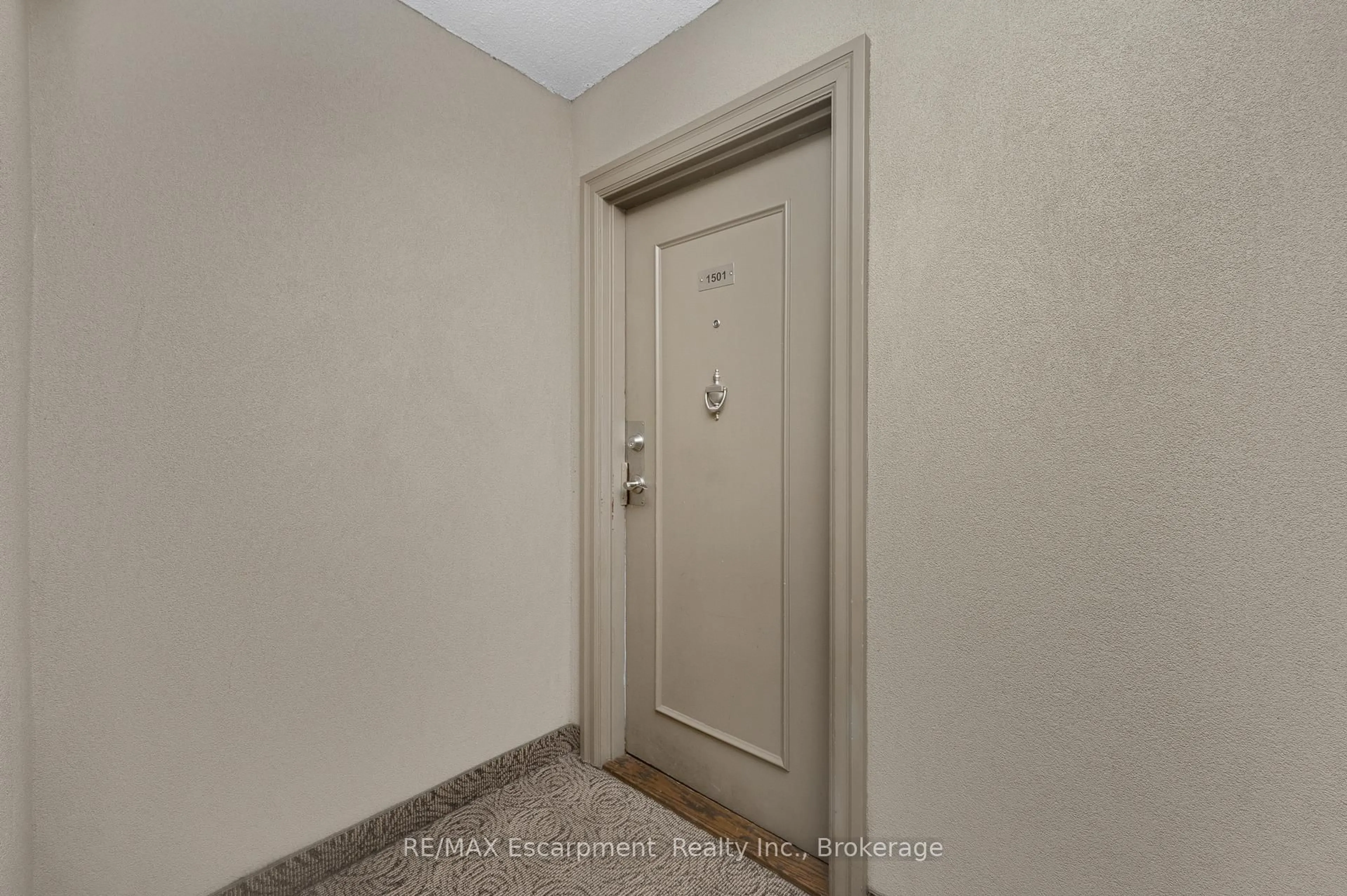 Indoor entryway for 975 WARWICK Crt #1501, Burlington Ontario L7T 3Z7