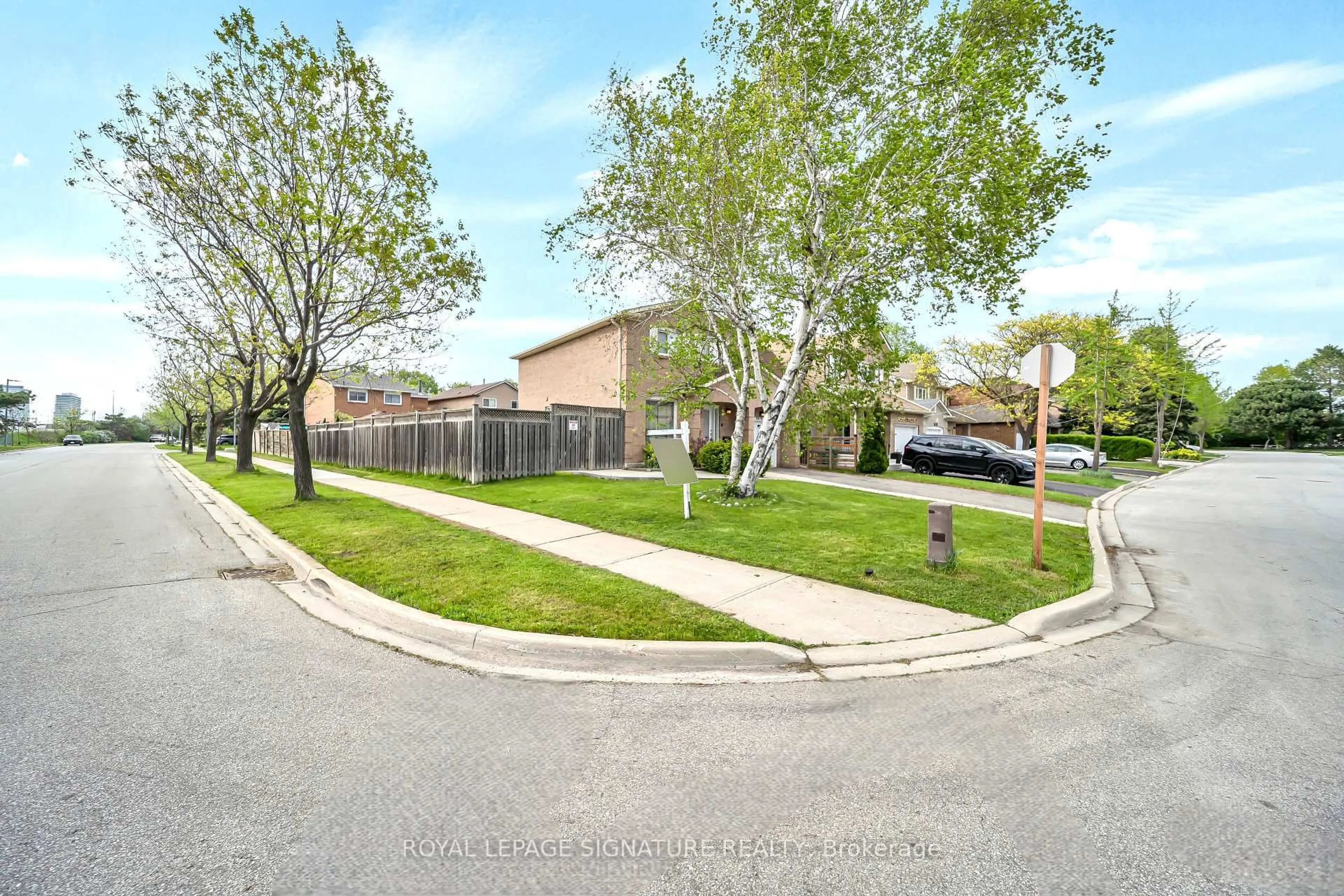 A pic from outside/outdoor area/front of a property/back of a property/a pic from drone, street for 2479 Grindstone Crt, Mississauga Ontario L5L 3K8