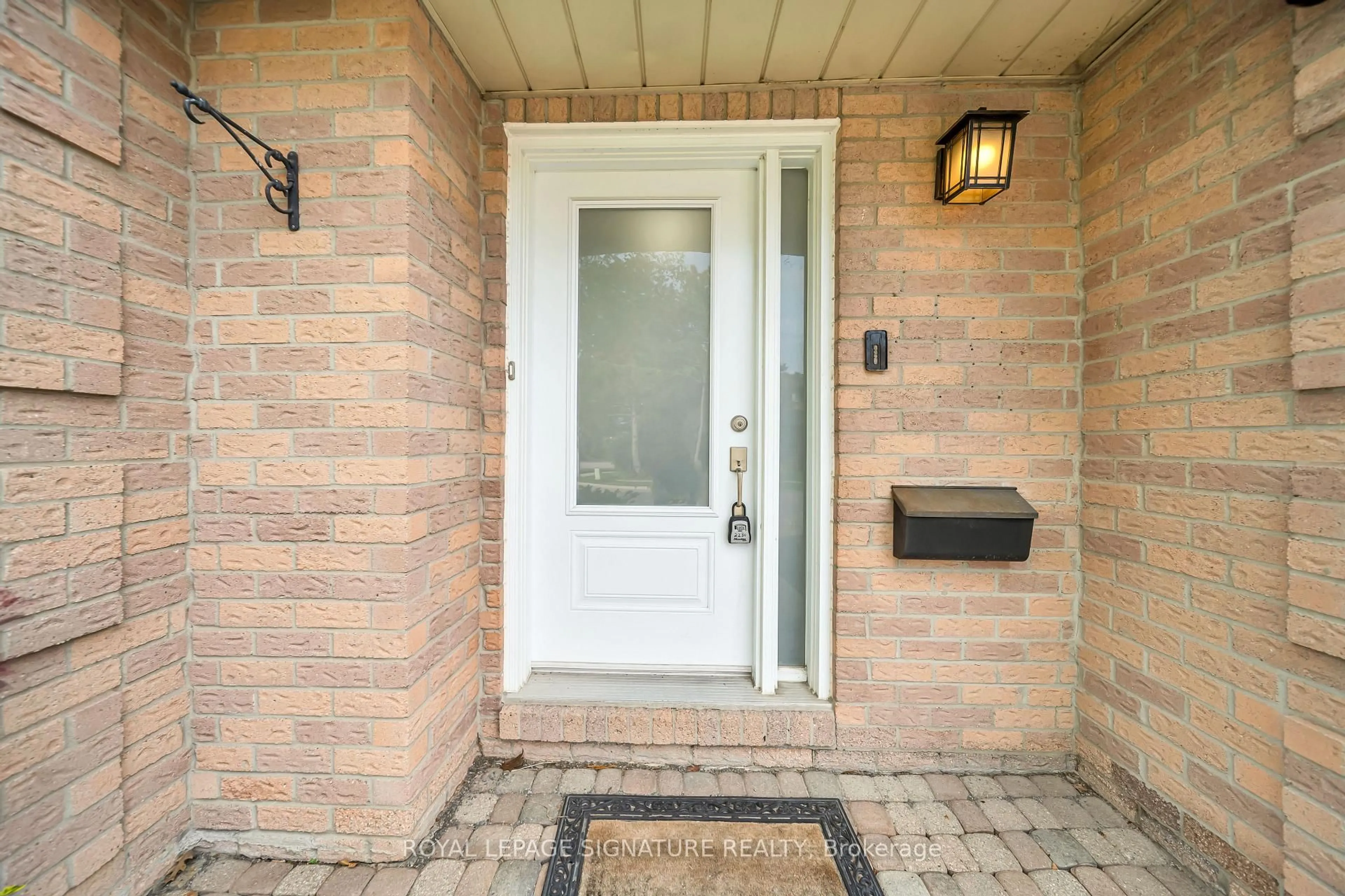 Indoor entryway for 2479 Grindstone Crt, Mississauga Ontario L5L 3K8