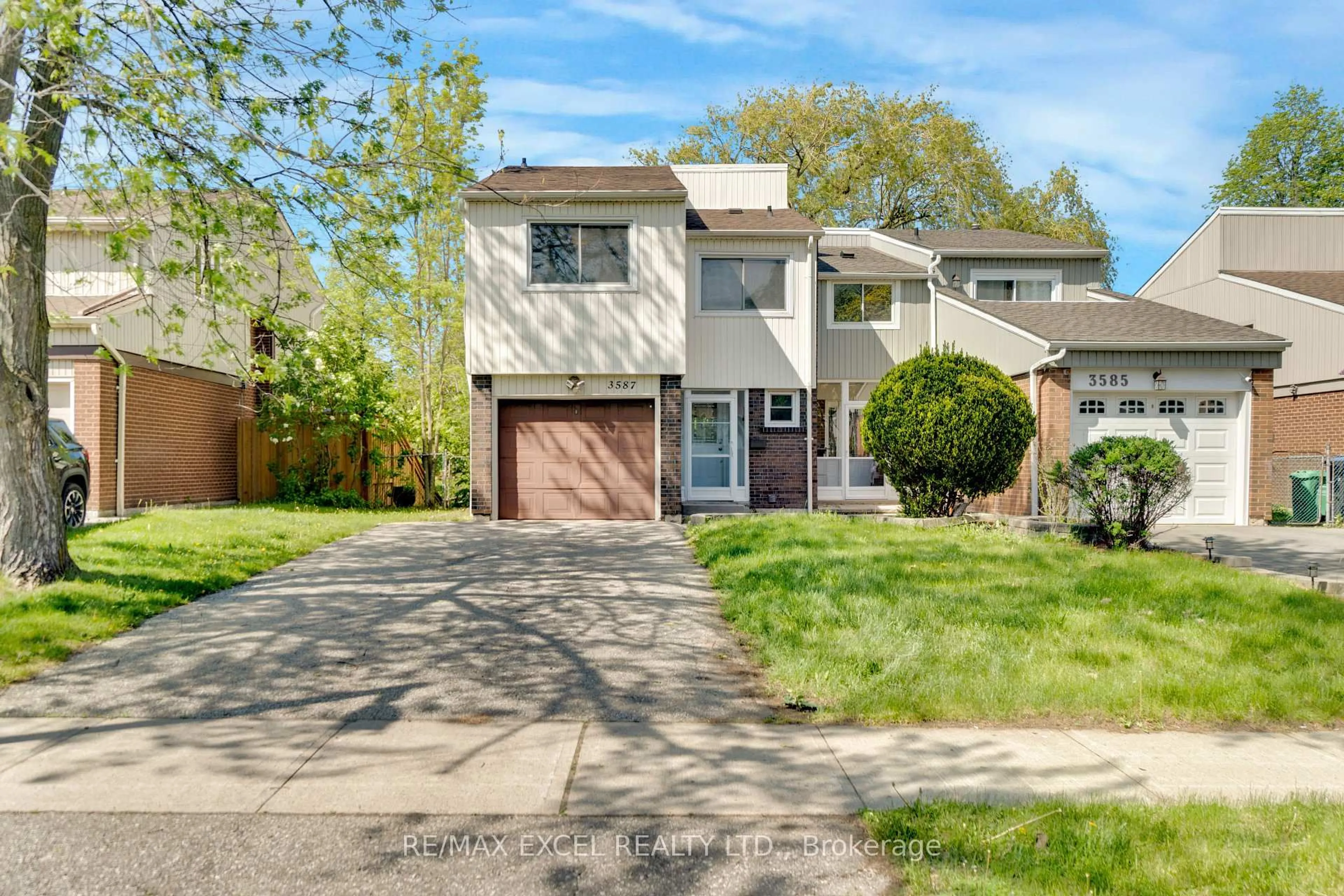 Home with vinyl exterior material, street for 3587 Ash Row Cres, Mississauga Ontario L5L 1K3