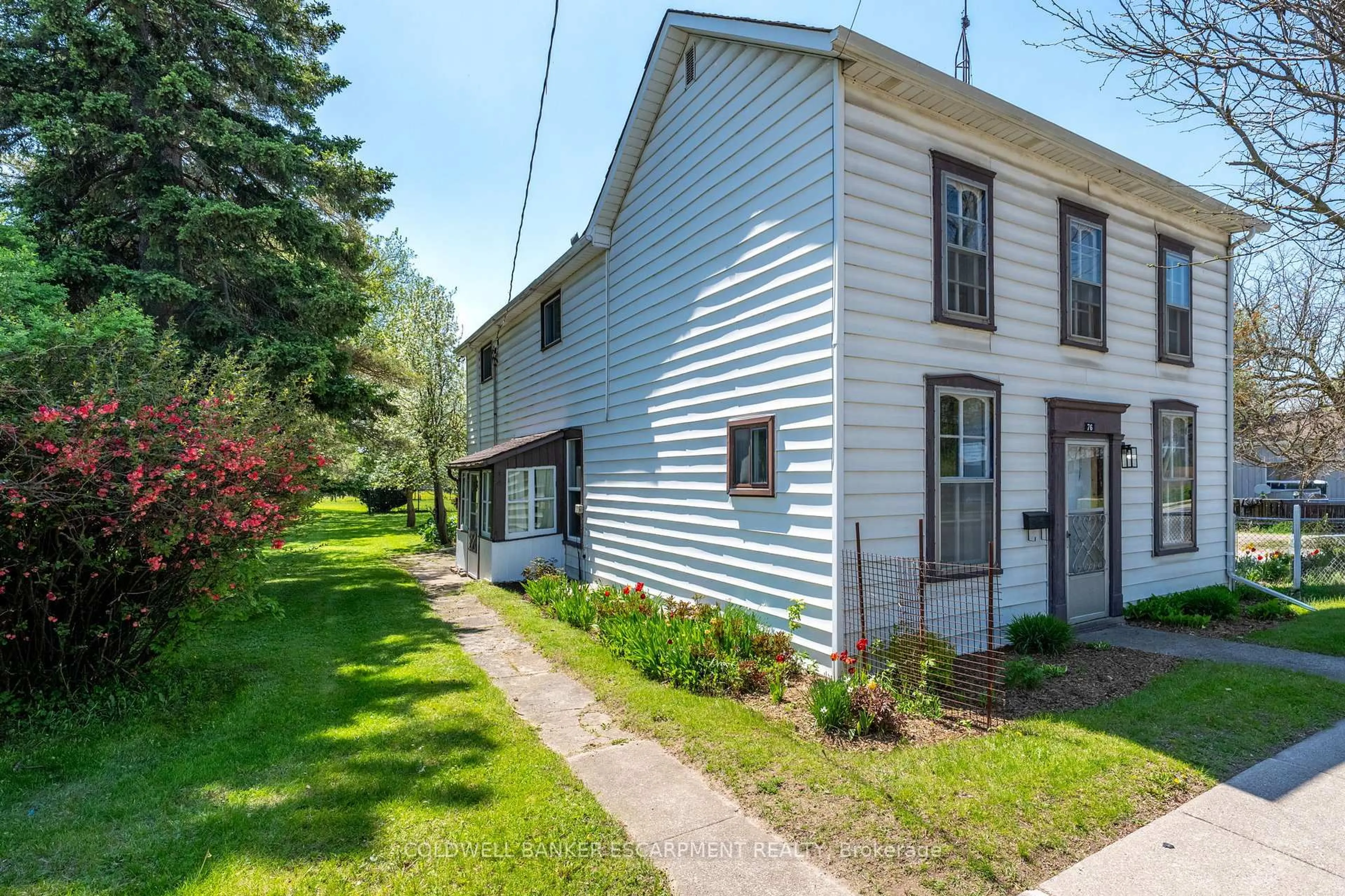 A pic from outside/outdoor area/front of a property/back of a property/a pic from drone, street for 76 Main St, Halton Hills Ontario L7J 1W2