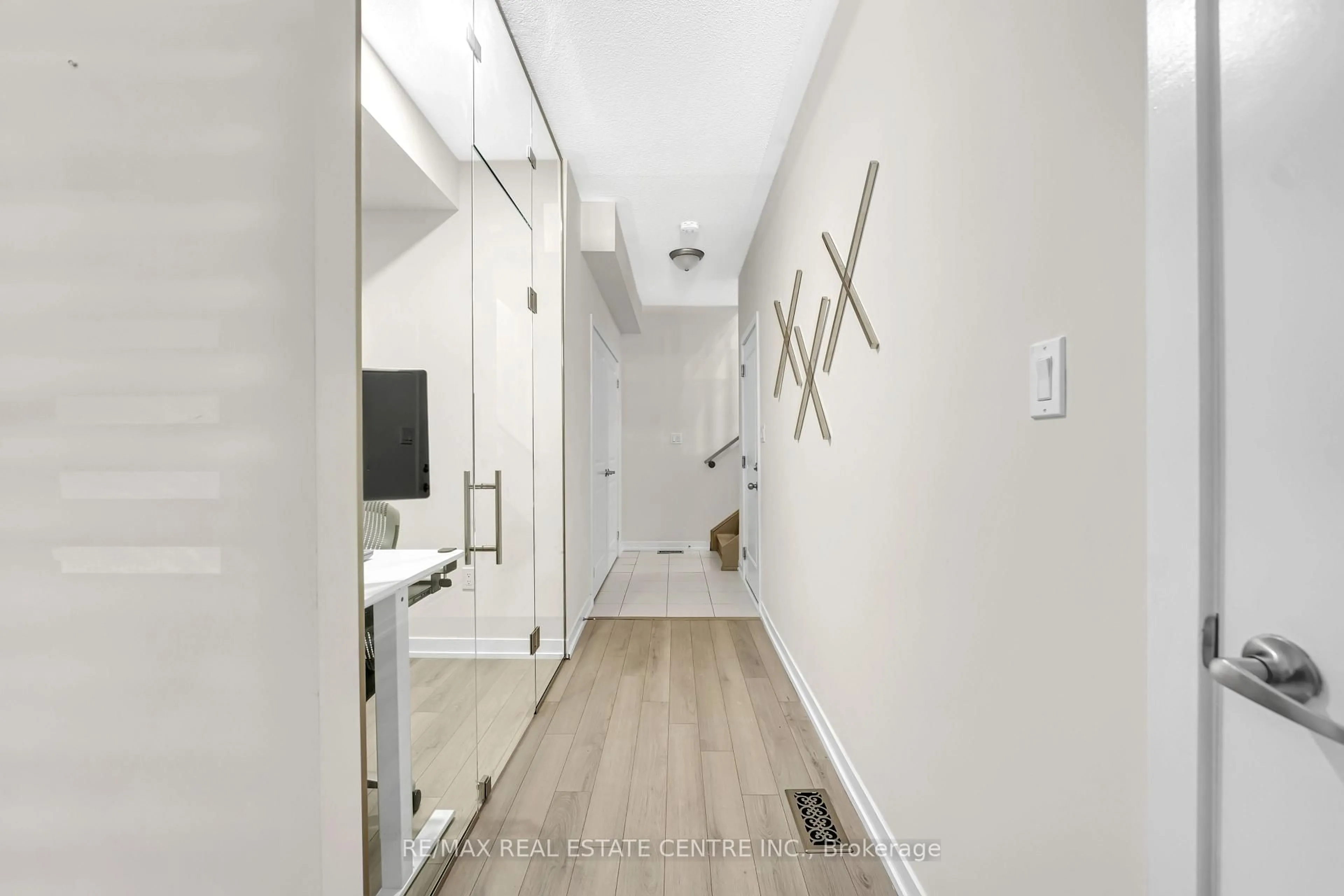 Indoor entryway for 1538 MOONSEED Pl, Milton Ontario L9E 1V4