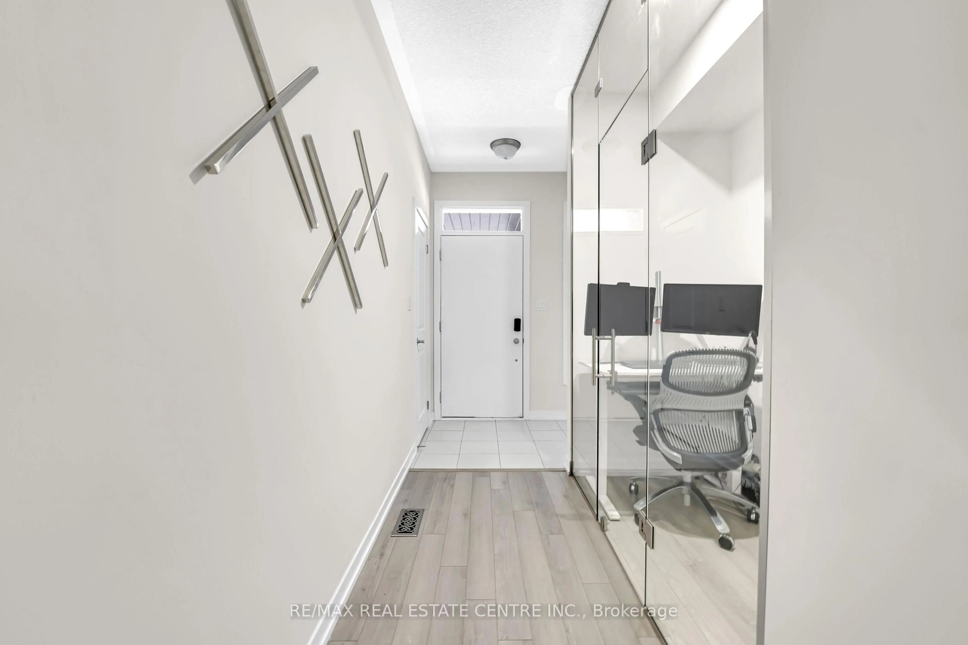 Indoor entryway for 1538 MOONSEED Pl, Milton Ontario L9E 1V4