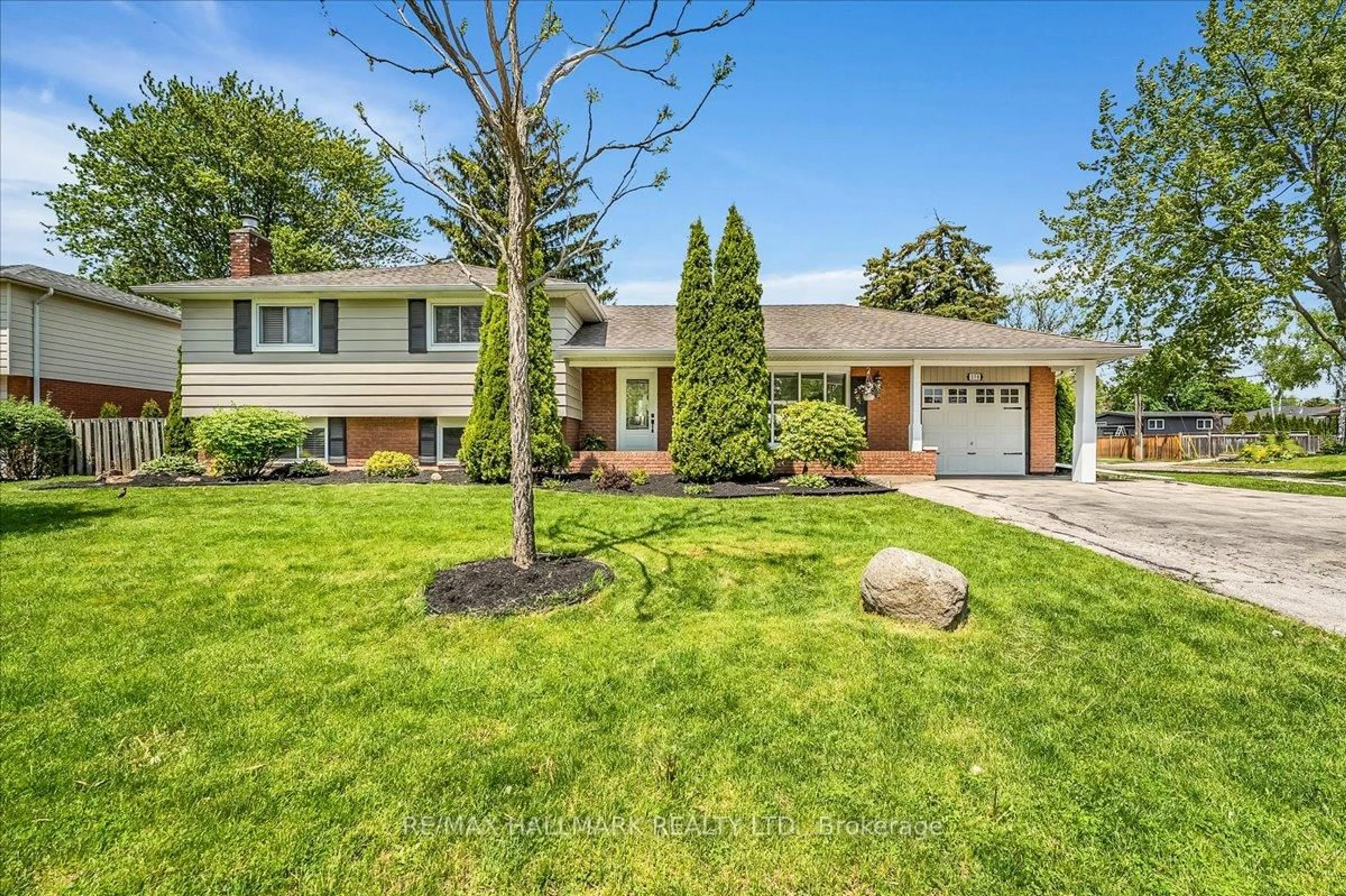 Home with brick exterior material, street for 370 Dunlop Cres, Burlington Ontario L7L 3N7