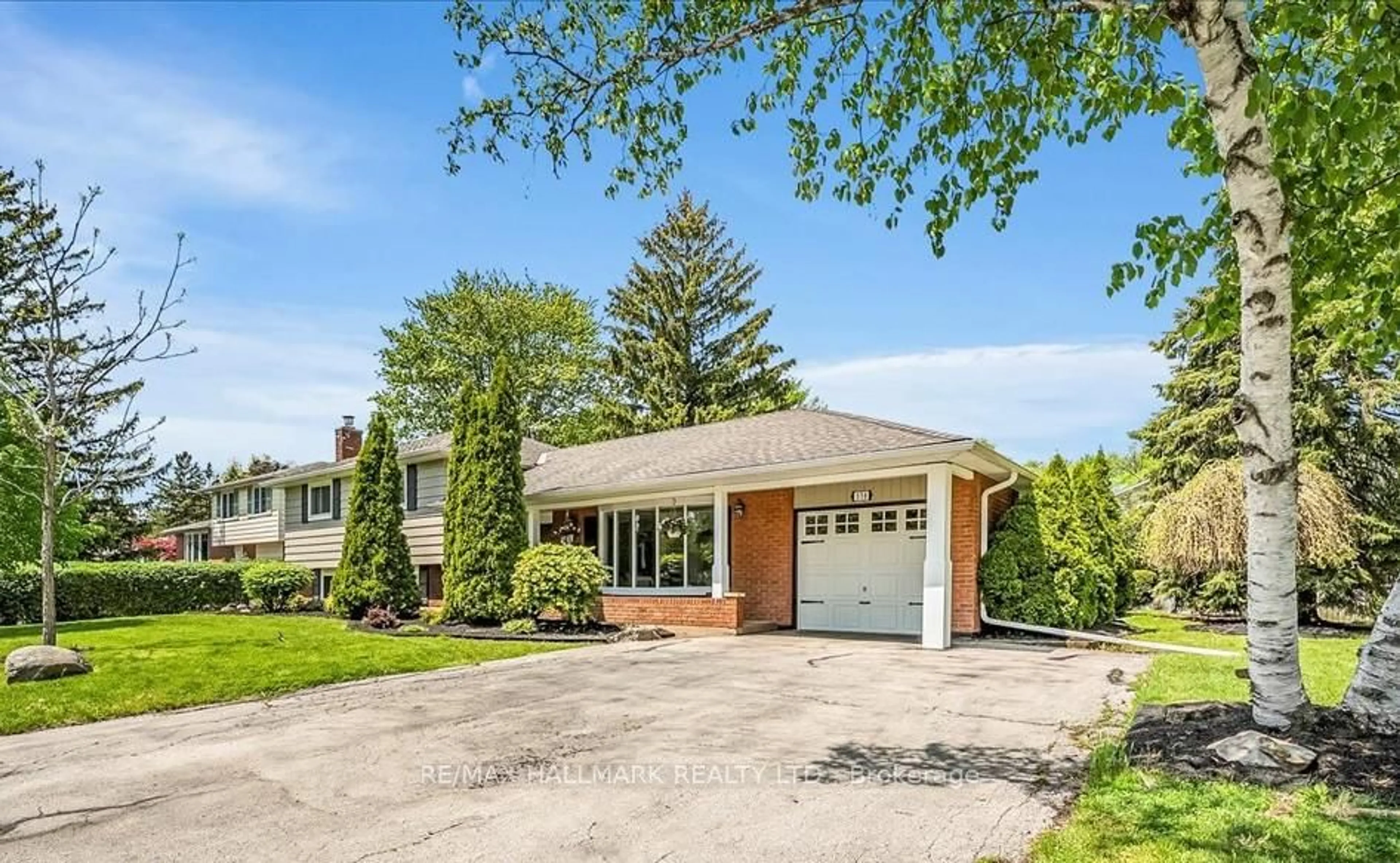 Home with brick exterior material, street for 370 Dunlop Cres, Burlington Ontario L7L 3N7