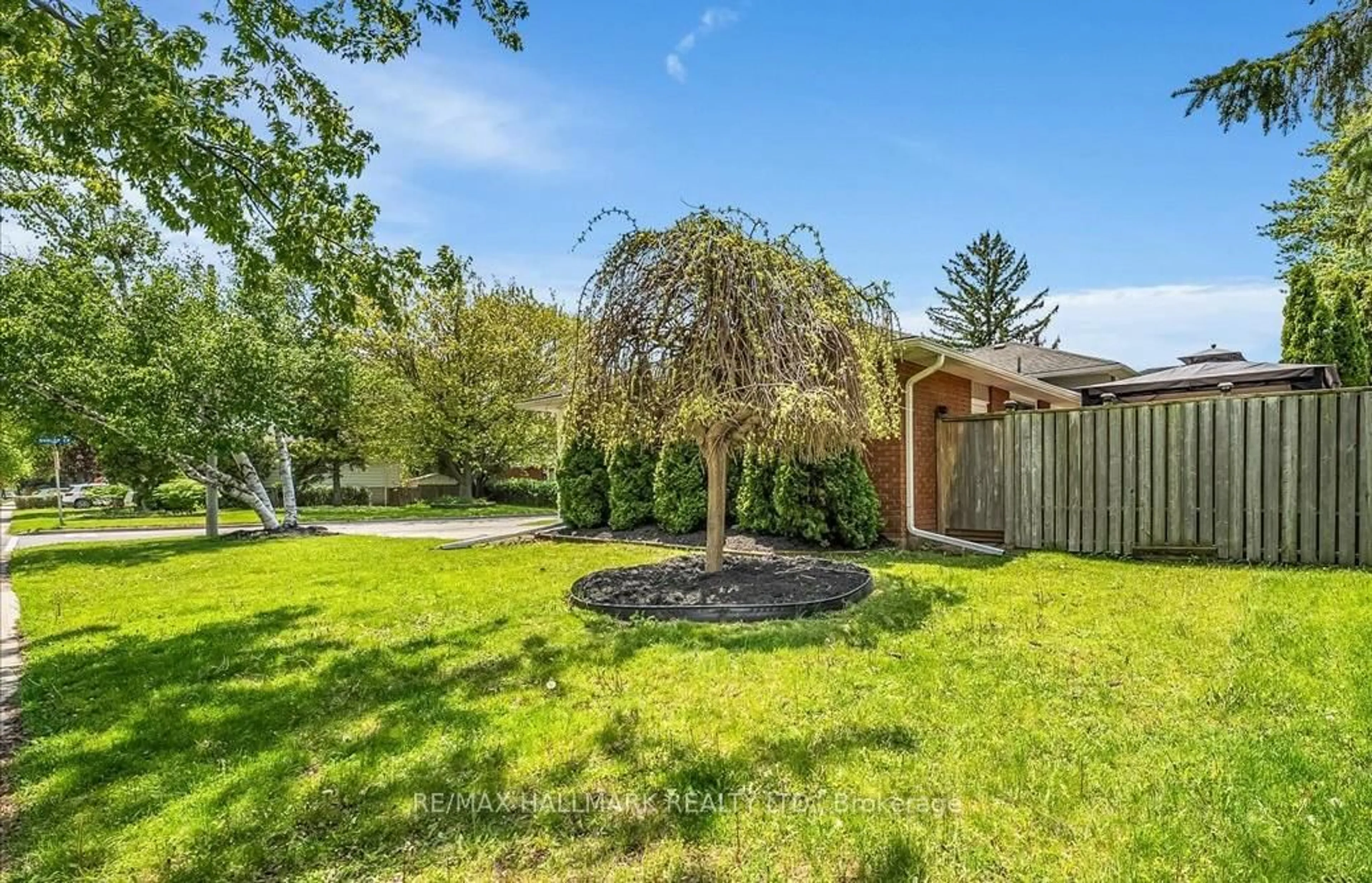 A pic from outside/outdoor area/front of a property/back of a property/a pic from drone, unknown for 370 Dunlop Cres, Burlington Ontario L7L 3N7