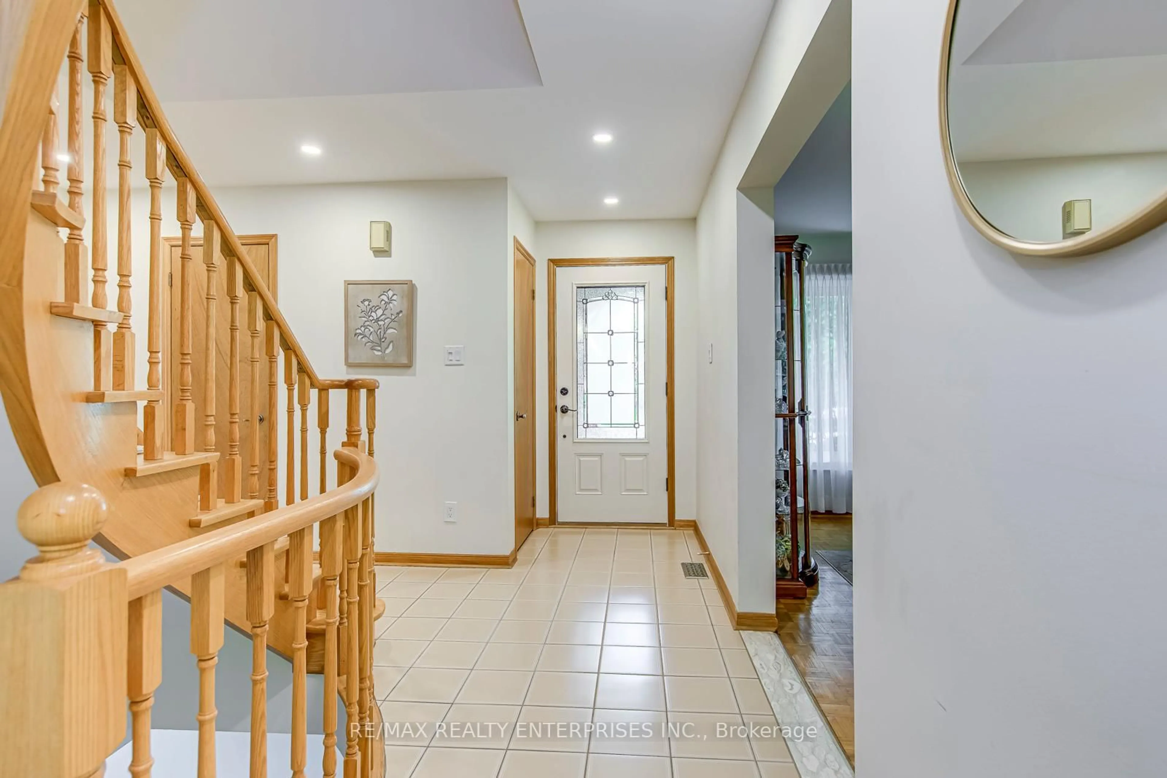 Indoor foyer for 1256 Greenwood Cres, Oakville Ontario L6J 6W2