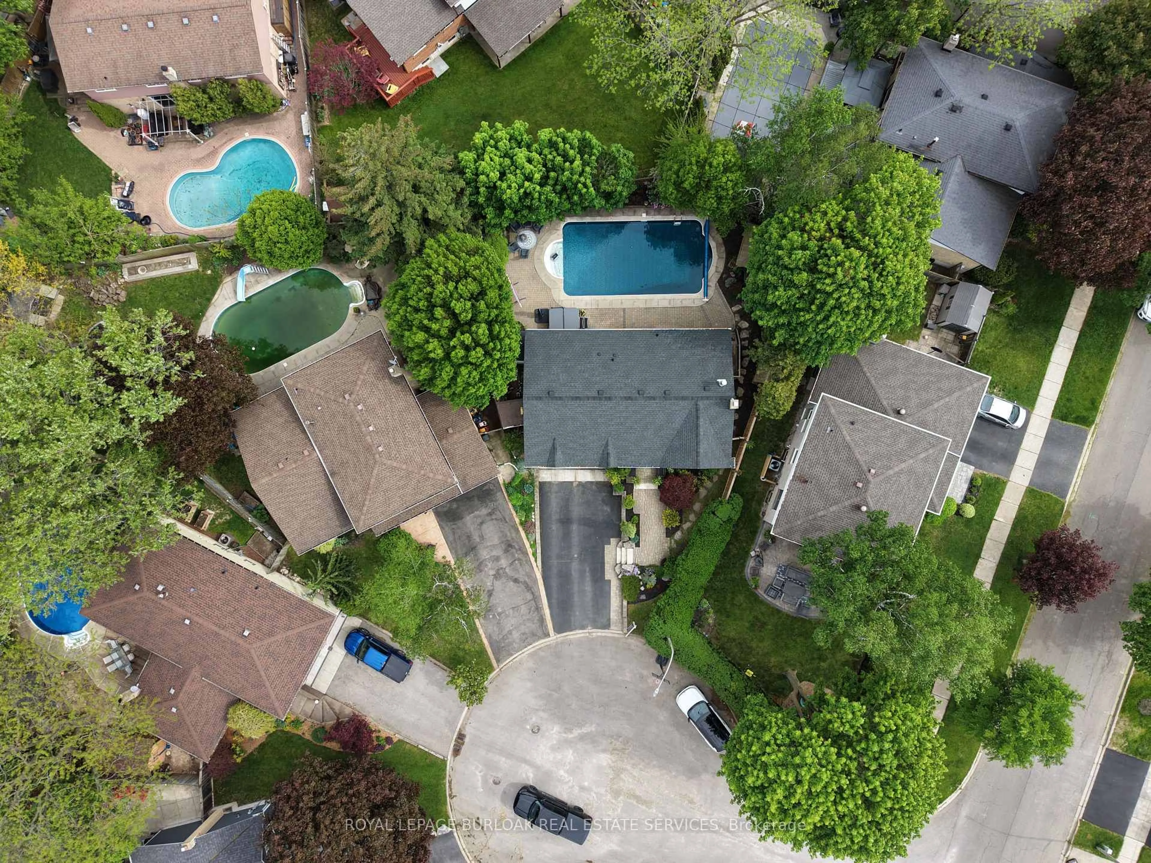 A pic from outside/outdoor area/front of a property/back of a property/a pic from drone, street for 2207 Jester Crt, Burlington Ontario L7P 3E8