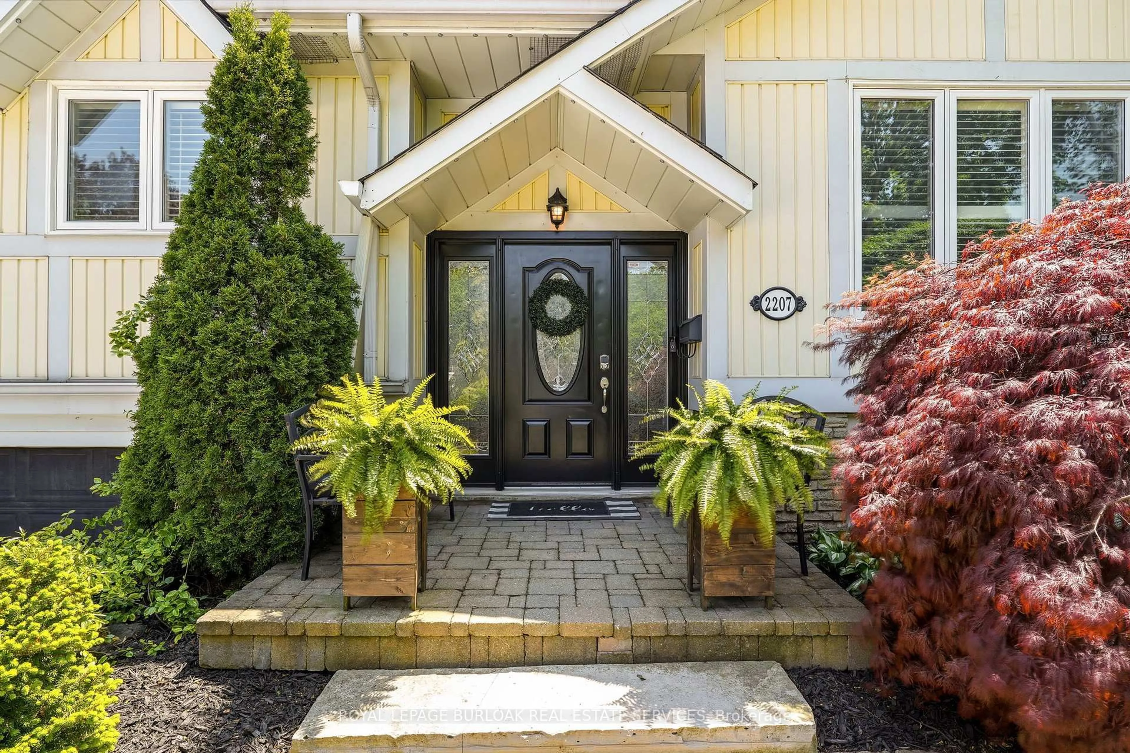 Indoor entryway for 2207 Jester Crt, Burlington Ontario L7P 3E8