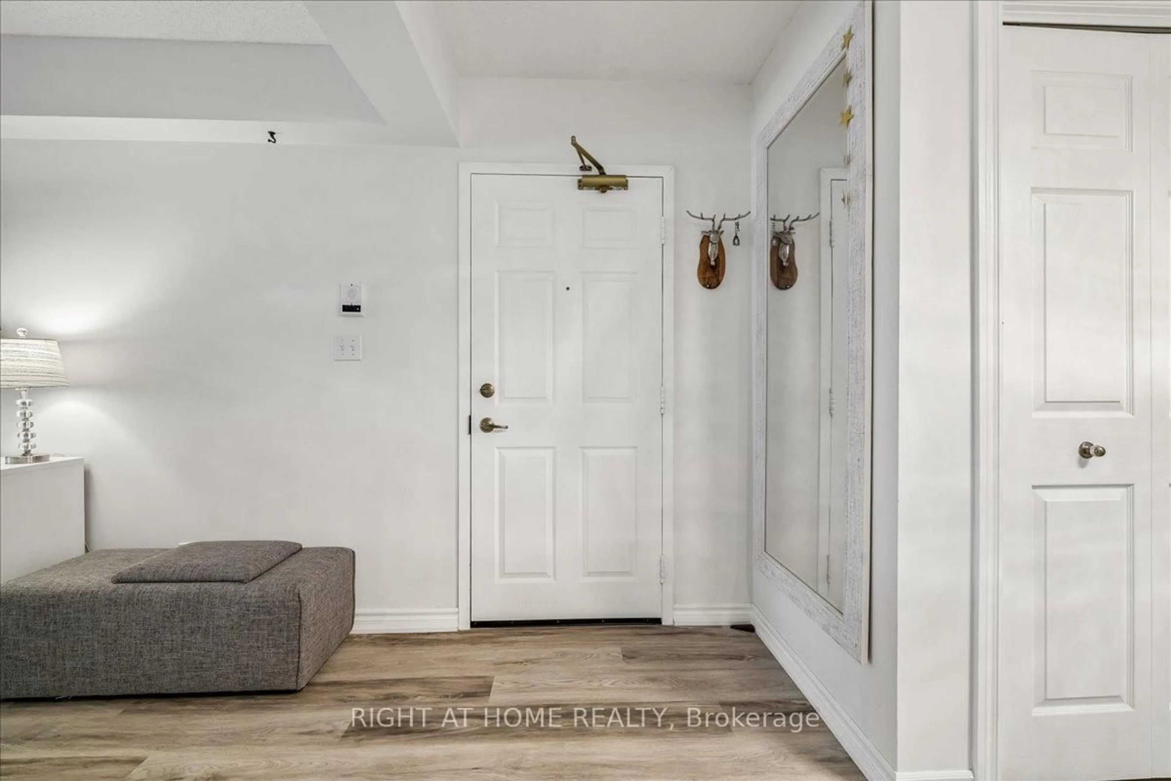 Indoor entryway for 1451 Walker's Line #Unit # 312, Burlington Ontario L7M 4P1