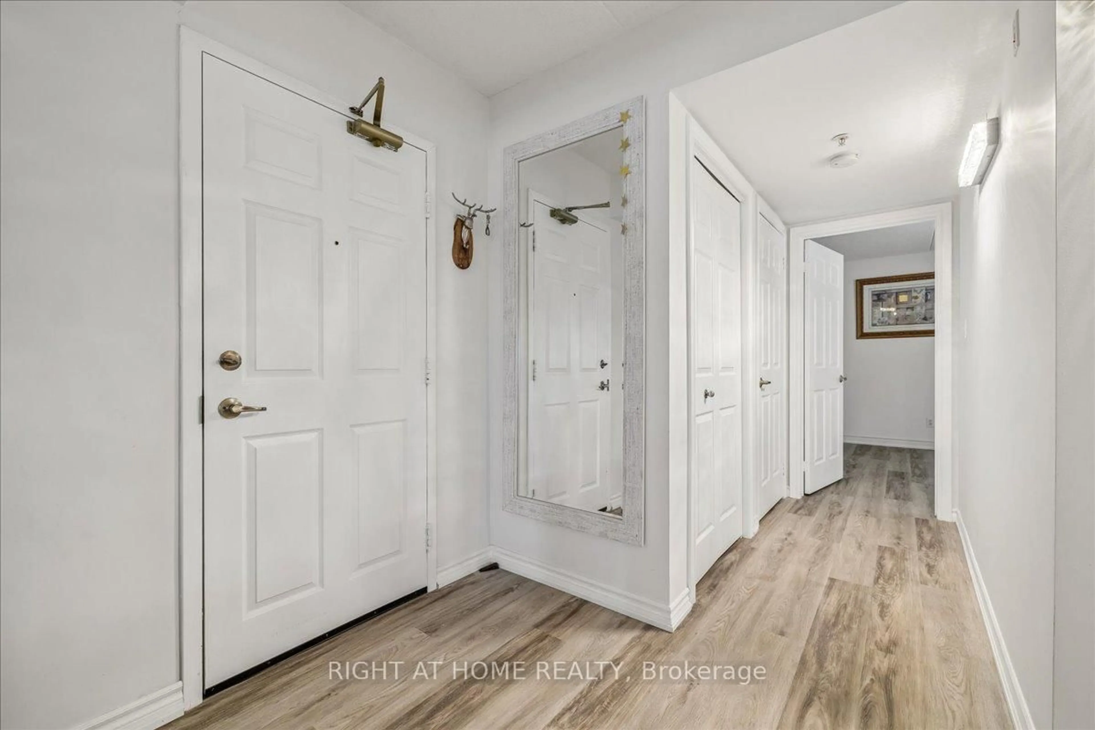 Indoor entryway for 1451 Walker's Line #Unit # 312, Burlington Ontario L7M 4P1