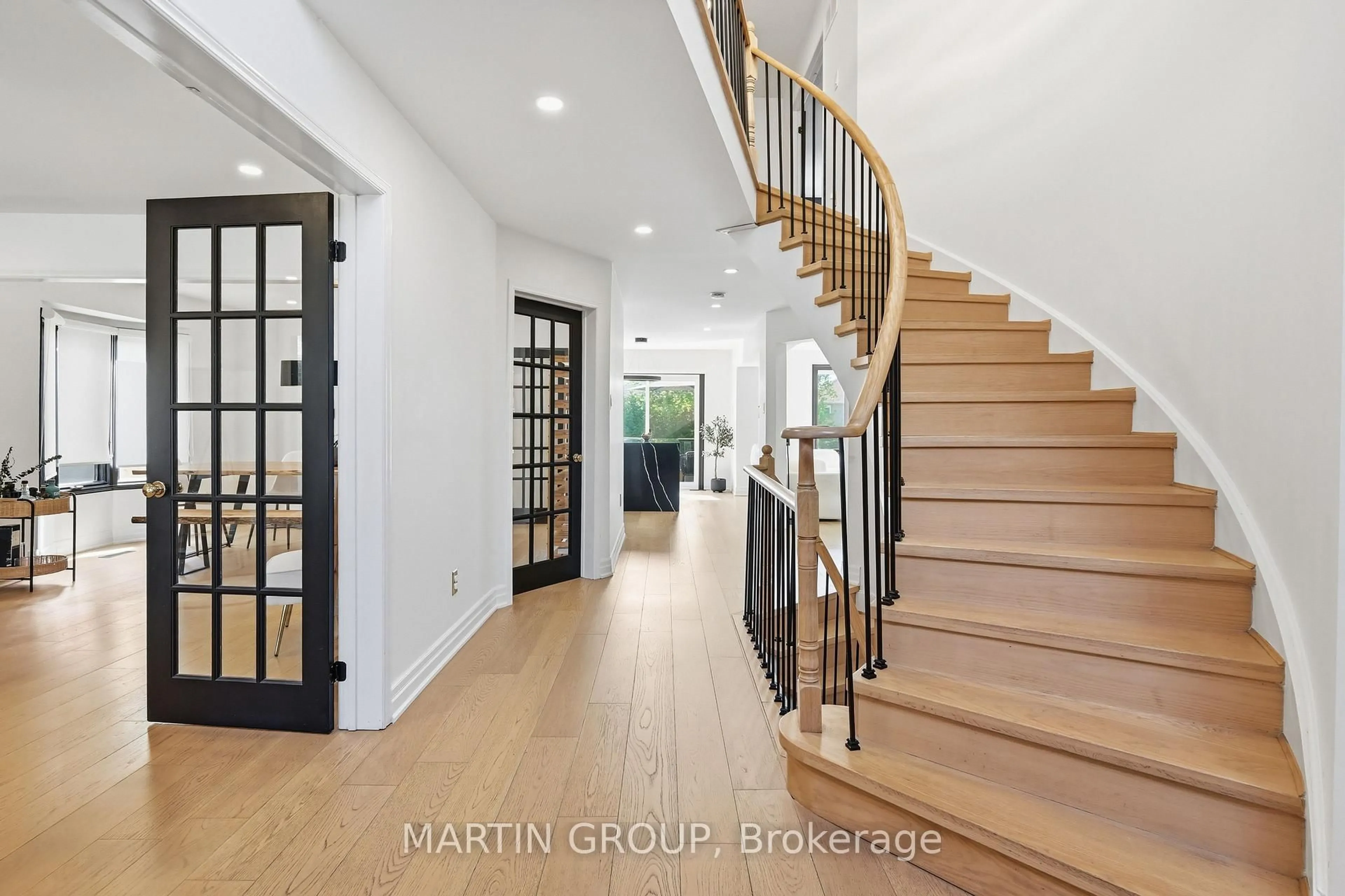 Indoor entryway for 376 Carrier Lane, Oakville Ontario L6H 5E9