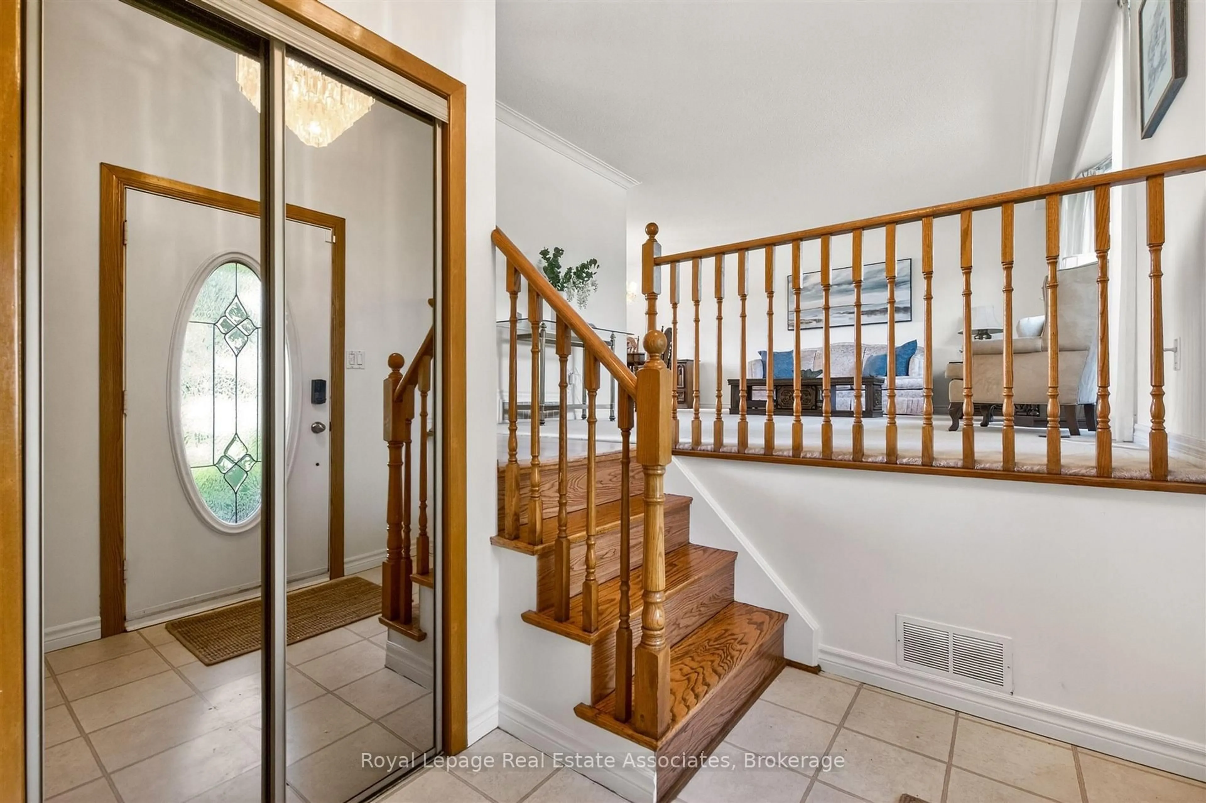 Indoor foyer for 2072 Sava Cres, Mississauga Ontario L5A 1E1